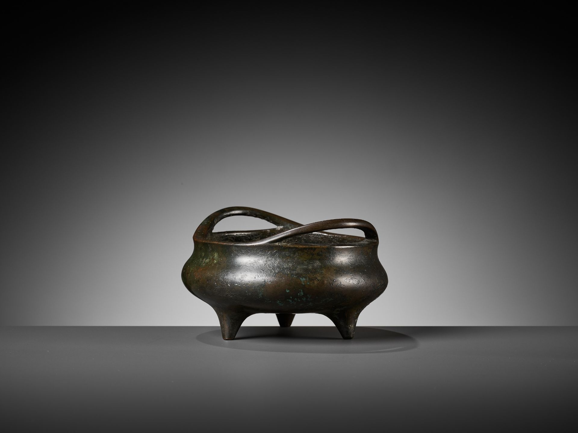 A BRONZE TRIPOD CENSER, SONG YUE LUE MARK, 17TH-18TH CENTURY - Bild 2 aus 14