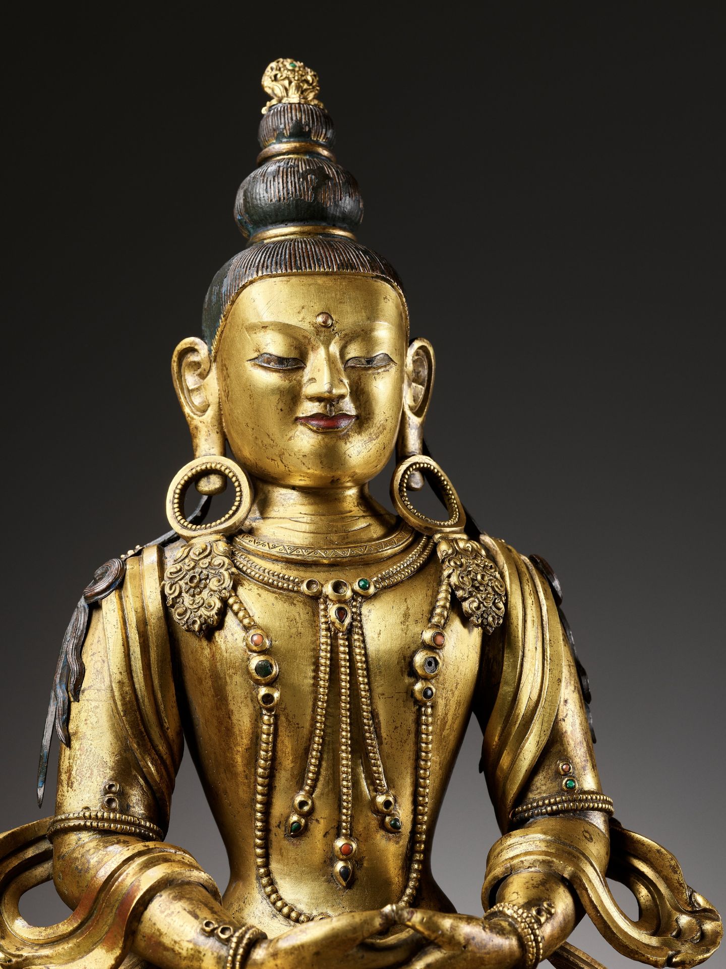 A CAST AND REPOUSSE GILT COPPER ALLOY FIGURE OF AMITAYUS, QIANLONG PERIOD - Image 3 of 12