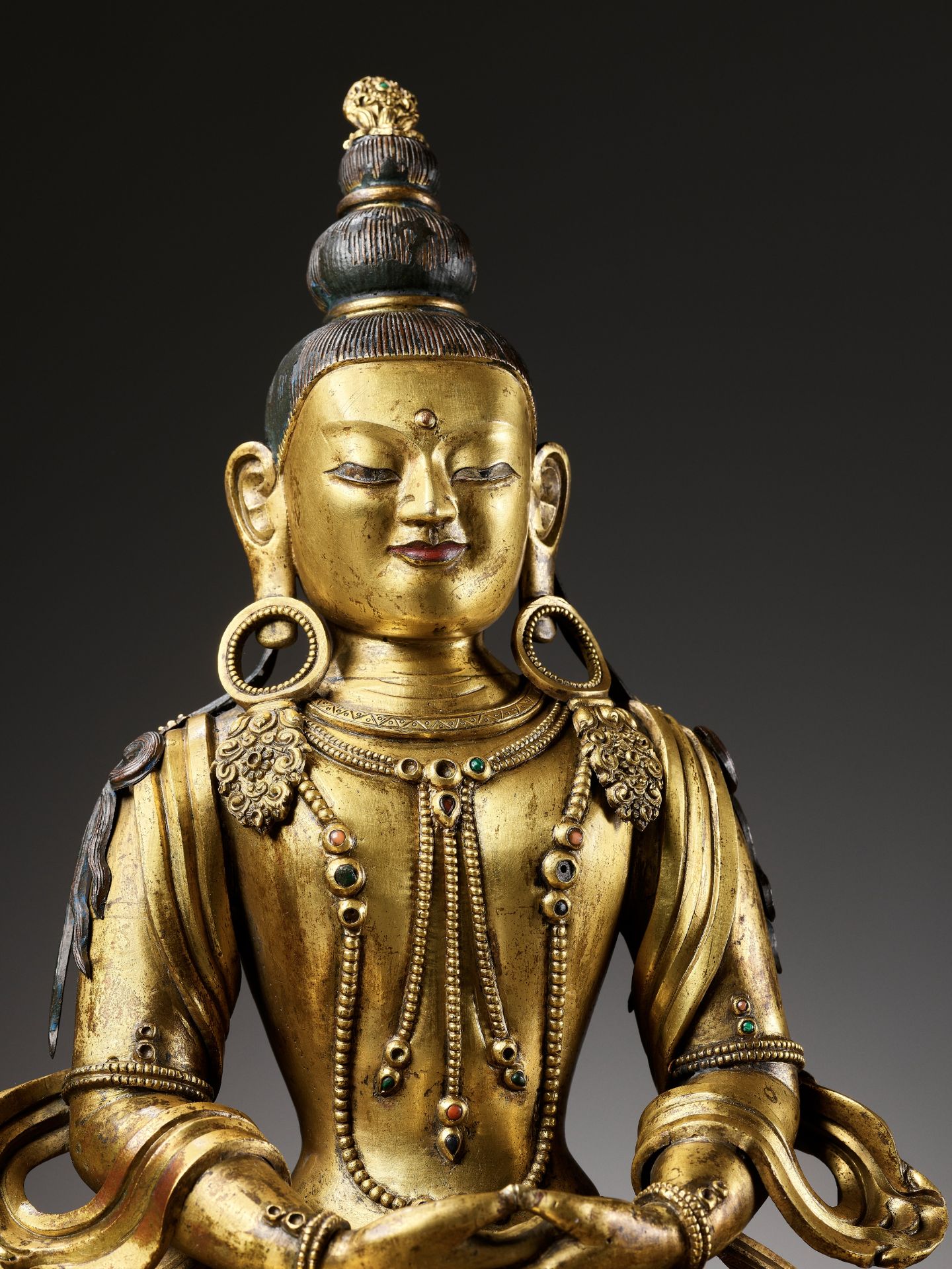 A CAST AND REPOUSSE GILT COPPER ALLOY FIGURE OF AMITAYUS, QIANLONG PERIOD - Bild 3 aus 12