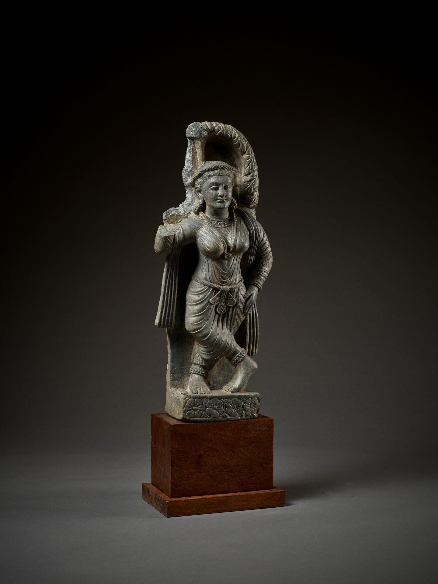 A SCHIST FIGURE OF A YAKSHI, GANDHARA, 2ND-3RD CENTURY - Bild 3 aus 13