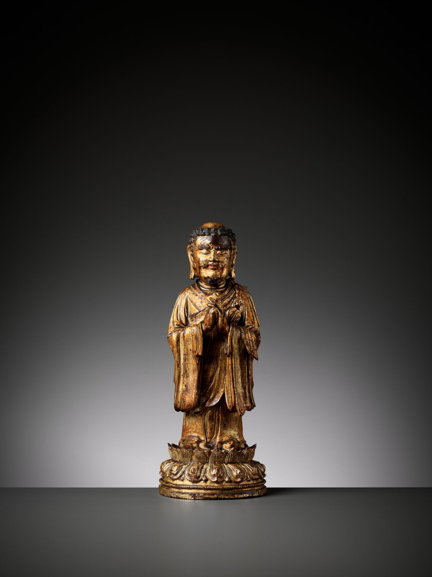 A RARE GILT BRONZE FIGURE OF A BUDDHIST DISCIPLE, POSSIBLY ANANDA, MING DYNASTY - Bild 13 aus 13