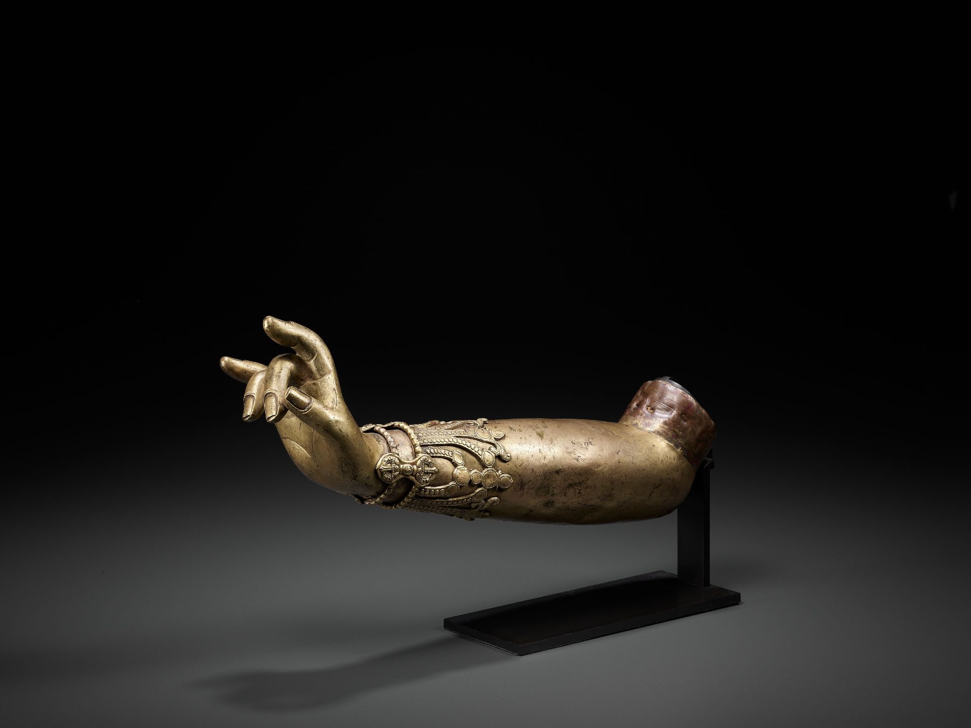 A TIBETAN-CHINESE GILT COPPER-ALLOY ARM OF A BODHISATTVA, LATE MING TO EARLIER QING - Bild 10 aus 10
