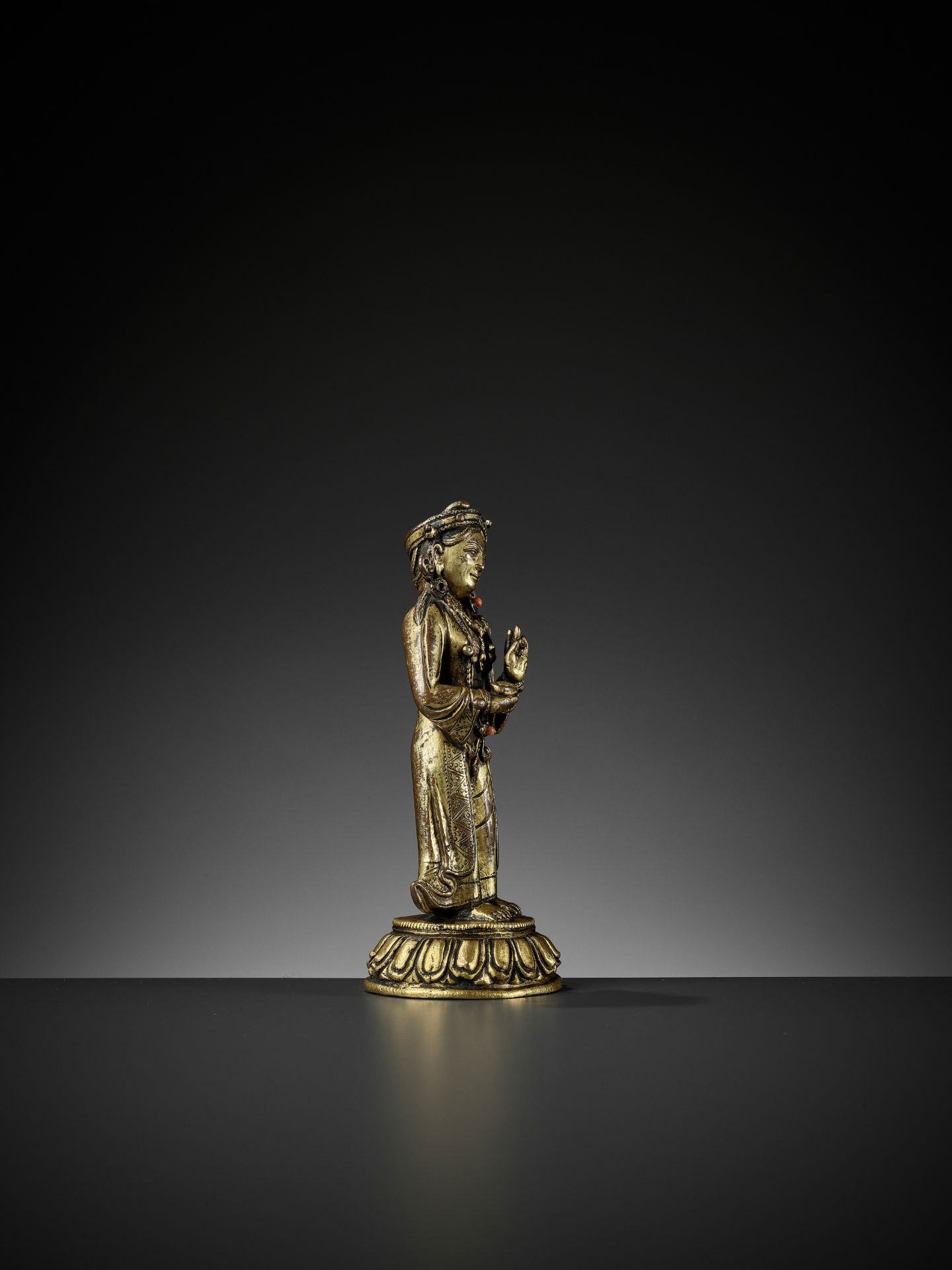 A GILT BRONZE FIGURE OF MANDARAVA, 16TH-17TH CENTURY - Bild 10 aus 13