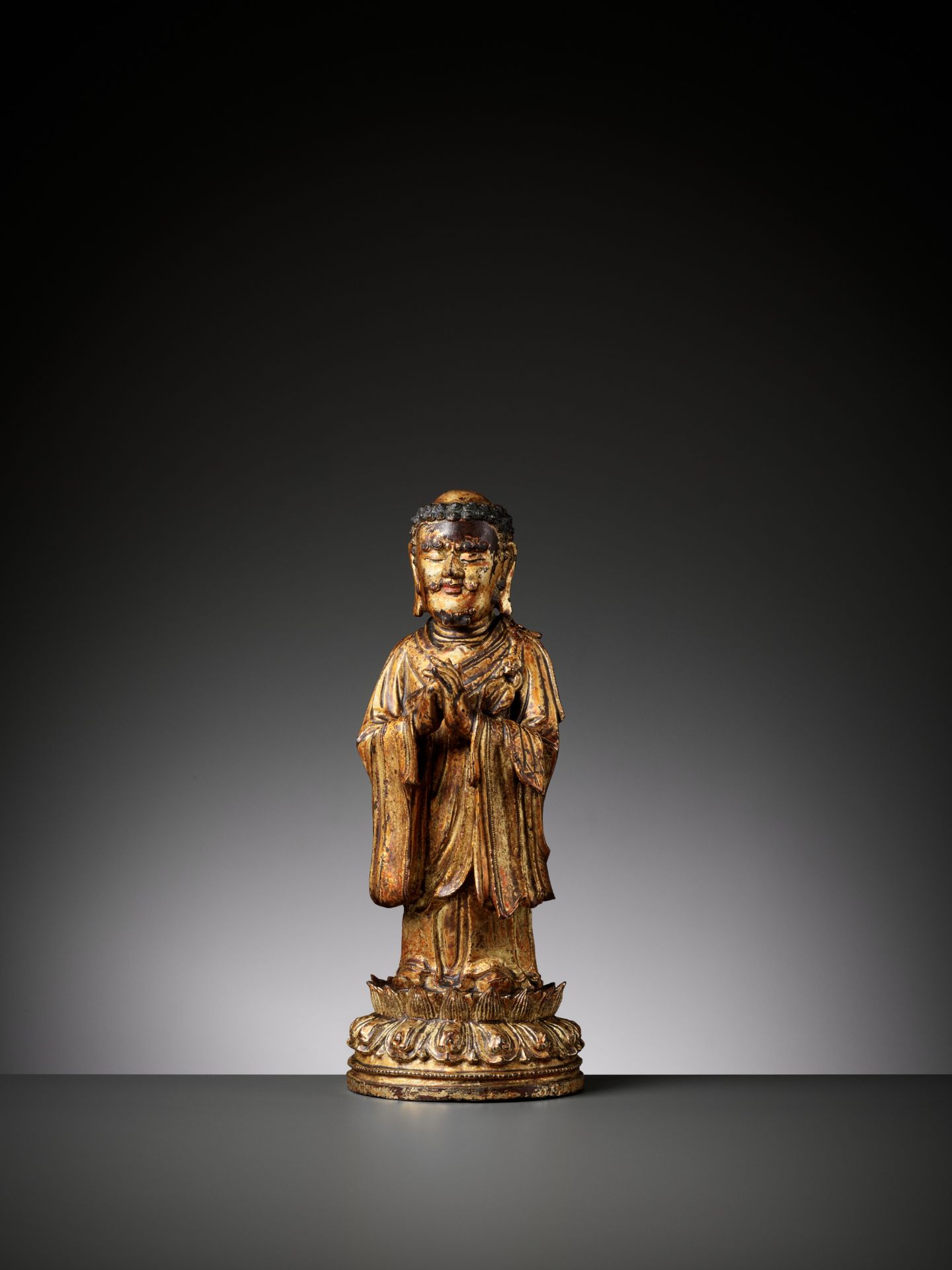 A RARE GILT BRONZE FIGURE OF A BUDDHIST DISCIPLE, POSSIBLY ANANDA, MING DYNASTY - Bild 8 aus 13