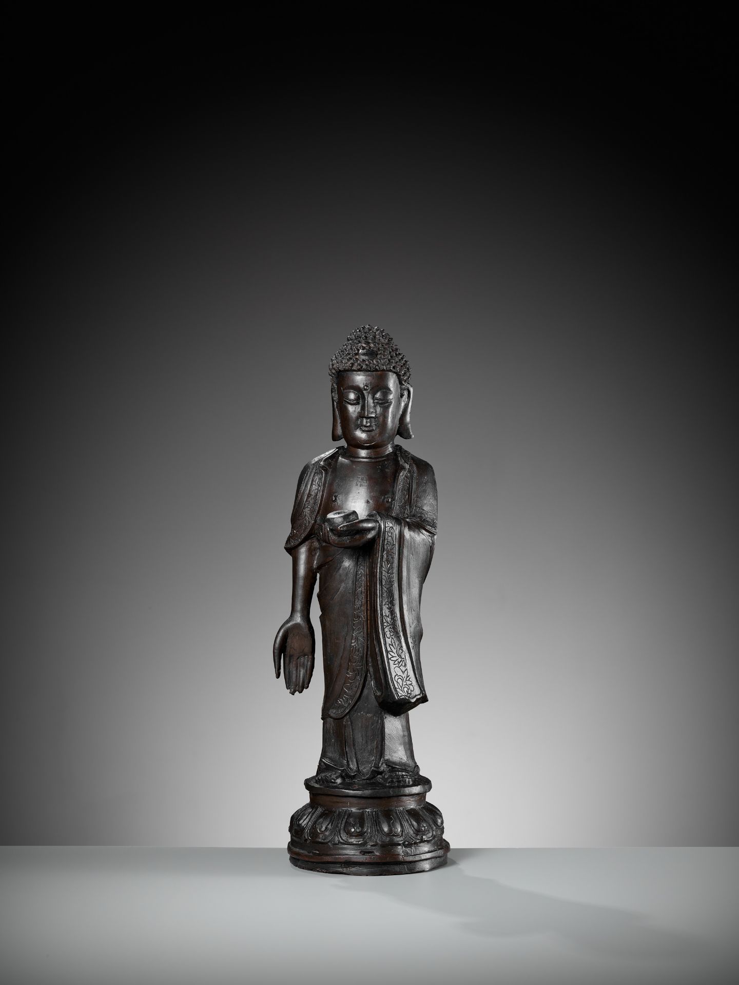 A LARGE BRONZE FIGURE OF BUDDHA AMITABHA, MING DYNASTY - Bild 11 aus 15