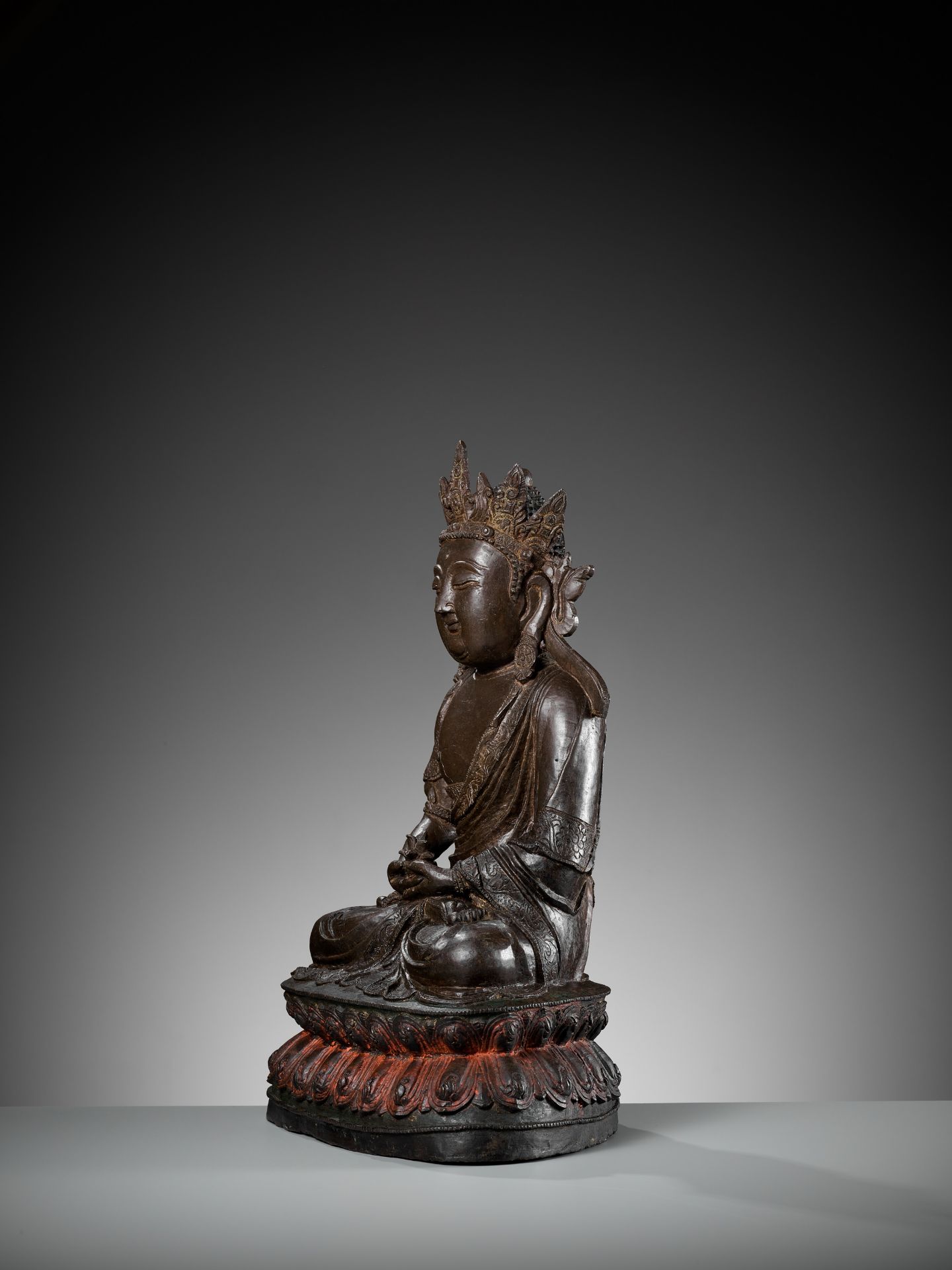 A MASSIVE BRONZE FIGURE OF AVALOKITESHVARA, DATED THIRD YEAR OF JIAJING, CORRESPONDING TO 1524 - Bild 9 aus 14