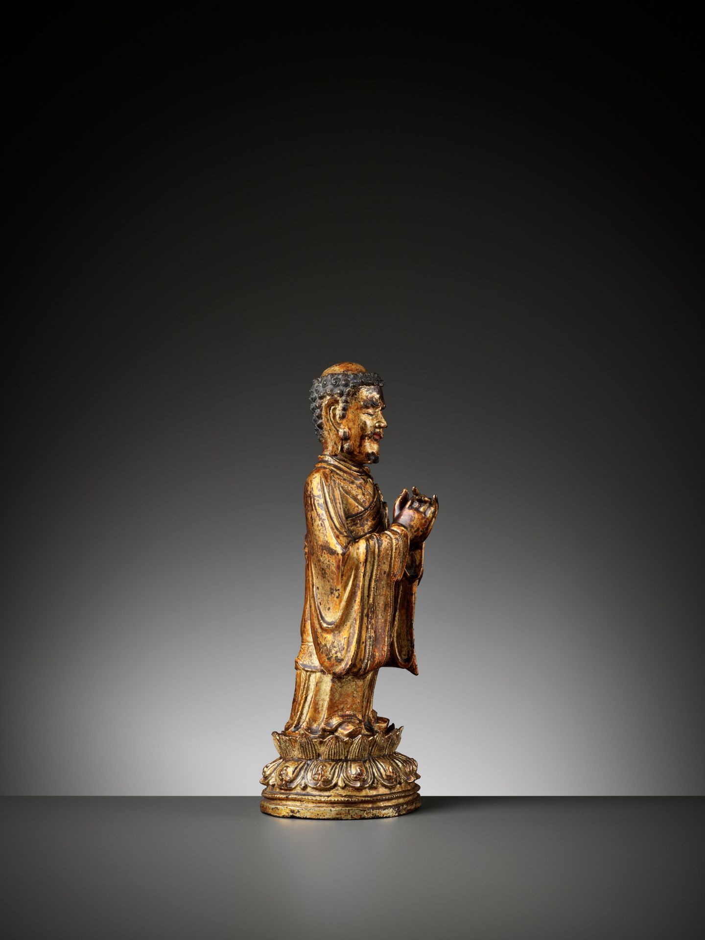 A RARE GILT BRONZE FIGURE OF A BUDDHIST DISCIPLE, POSSIBLY ANANDA, MING DYNASTY - Bild 10 aus 13