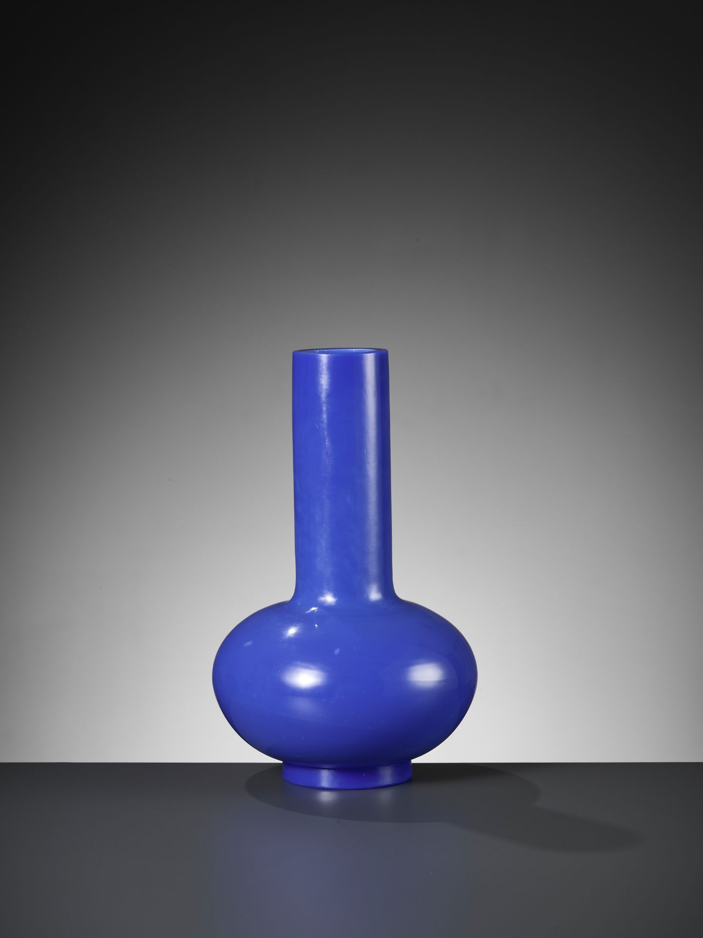 A BLUE GLASS BOTTLE VASE, 18TH CENTURY - Bild 14 aus 16
