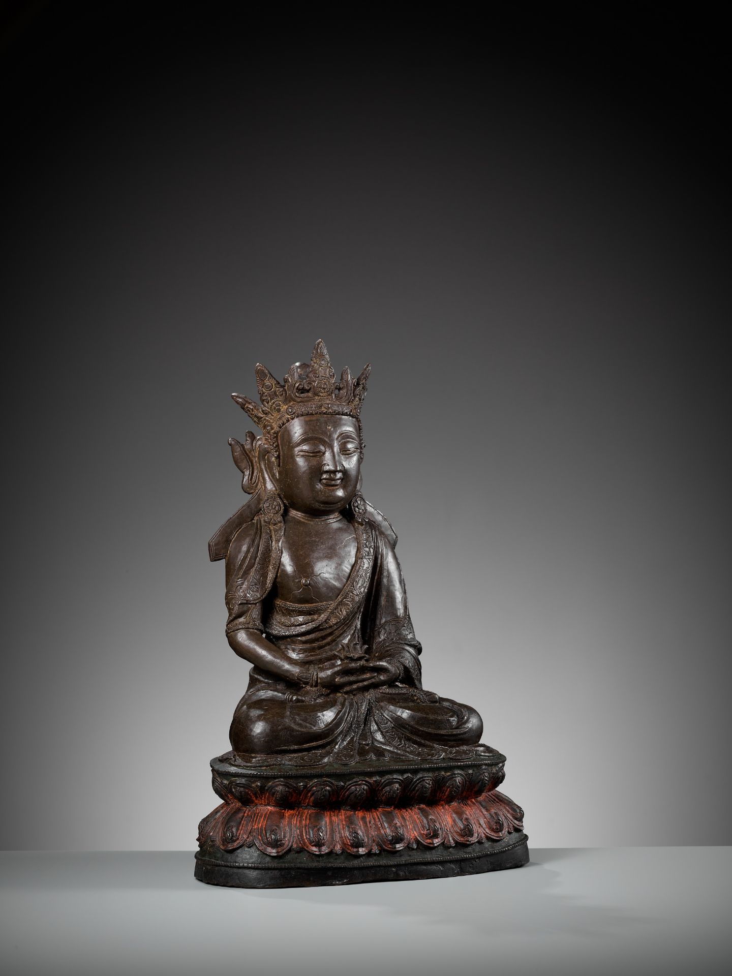 A MASSIVE BRONZE FIGURE OF AVALOKITESHVARA, DATED THIRD YEAR OF JIAJING, CORRESPONDING TO 1524 - Bild 12 aus 14