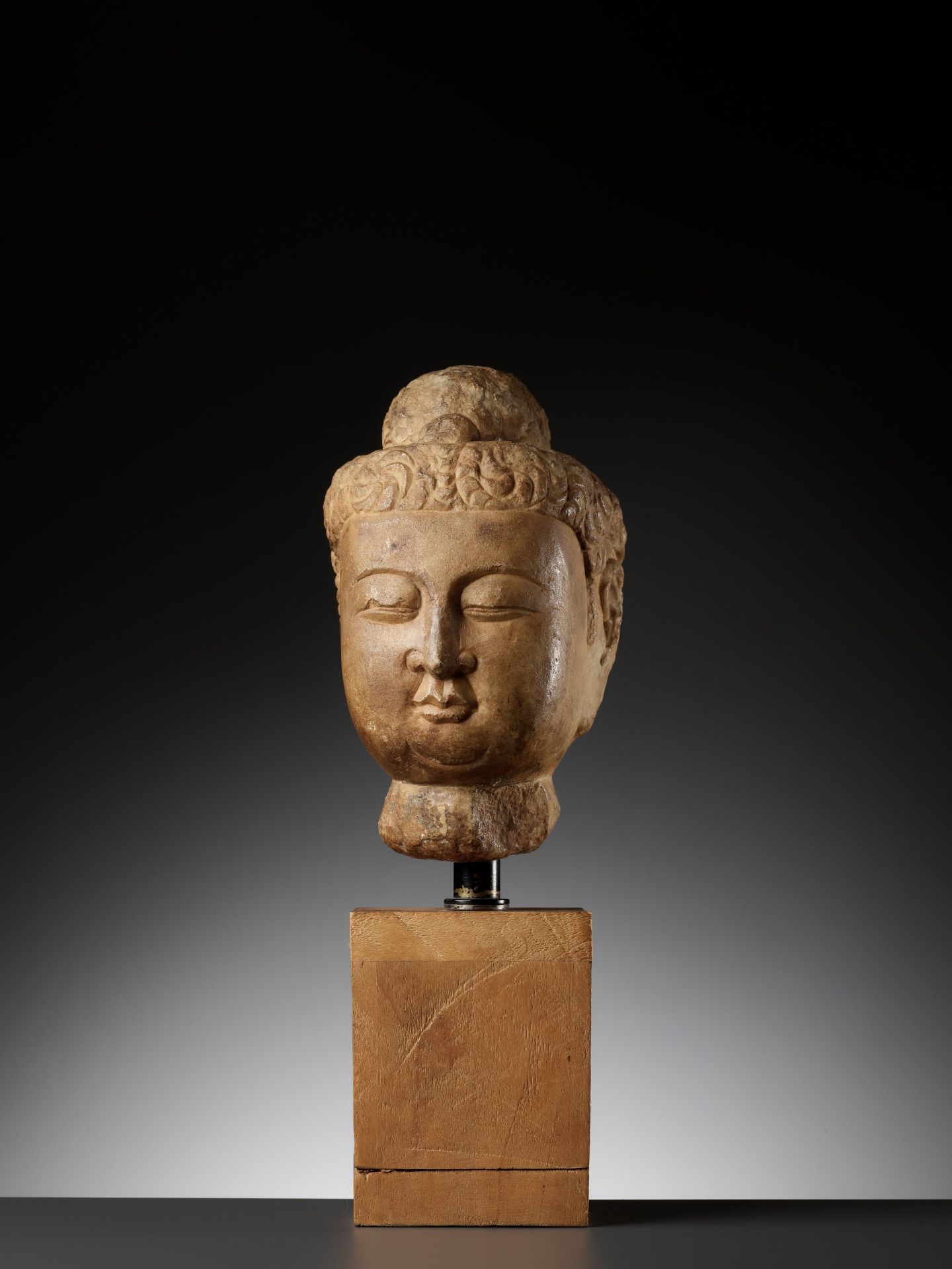 A MARBLE HEAD OF BUDDHA, TANG DYNASTY - Bild 14 aus 15