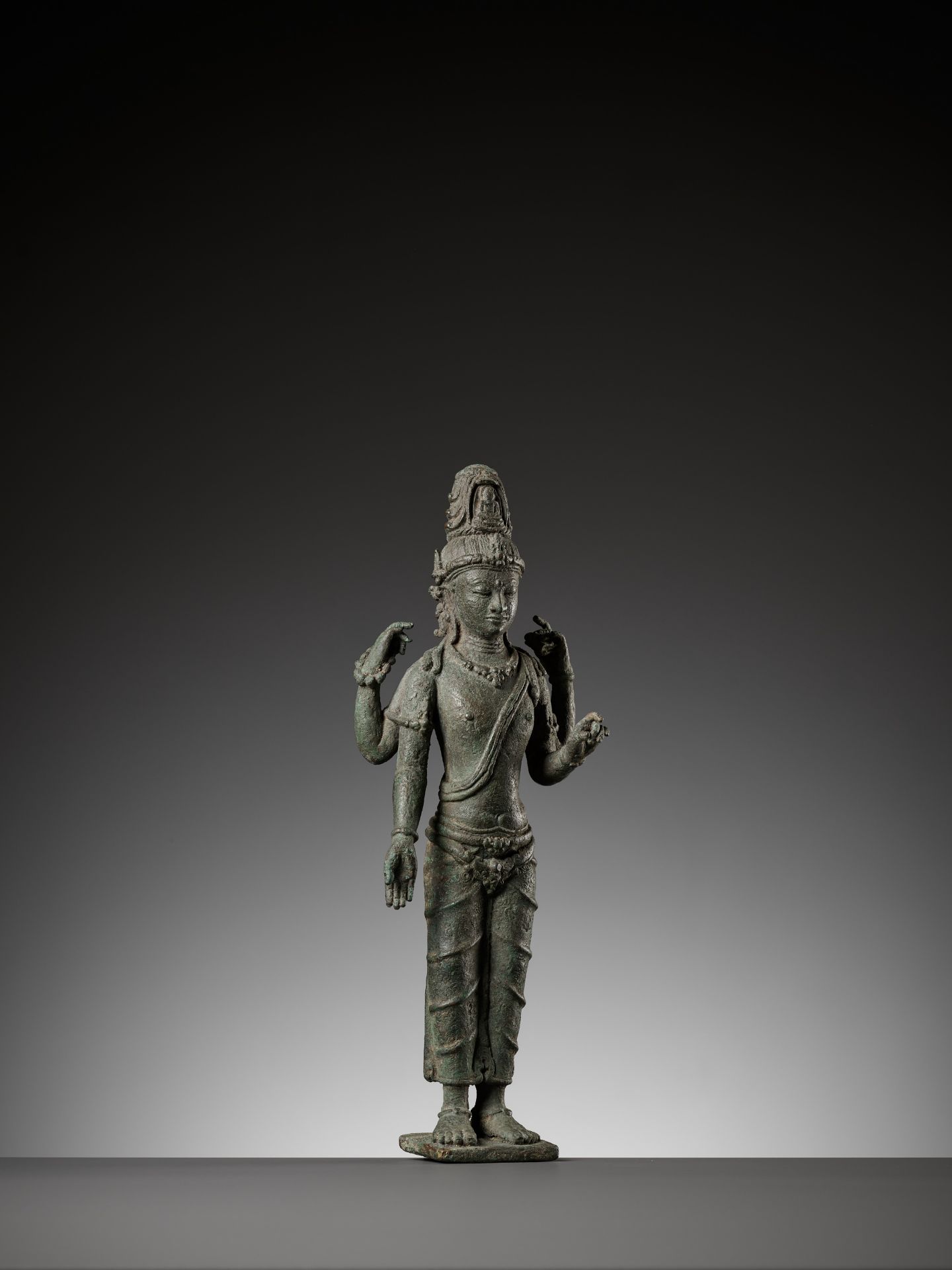 A RARE BRONZE FIGURE OF AVALOKITESHVARA, SRIVIJAYA PERIOD - Bild 9 aus 13