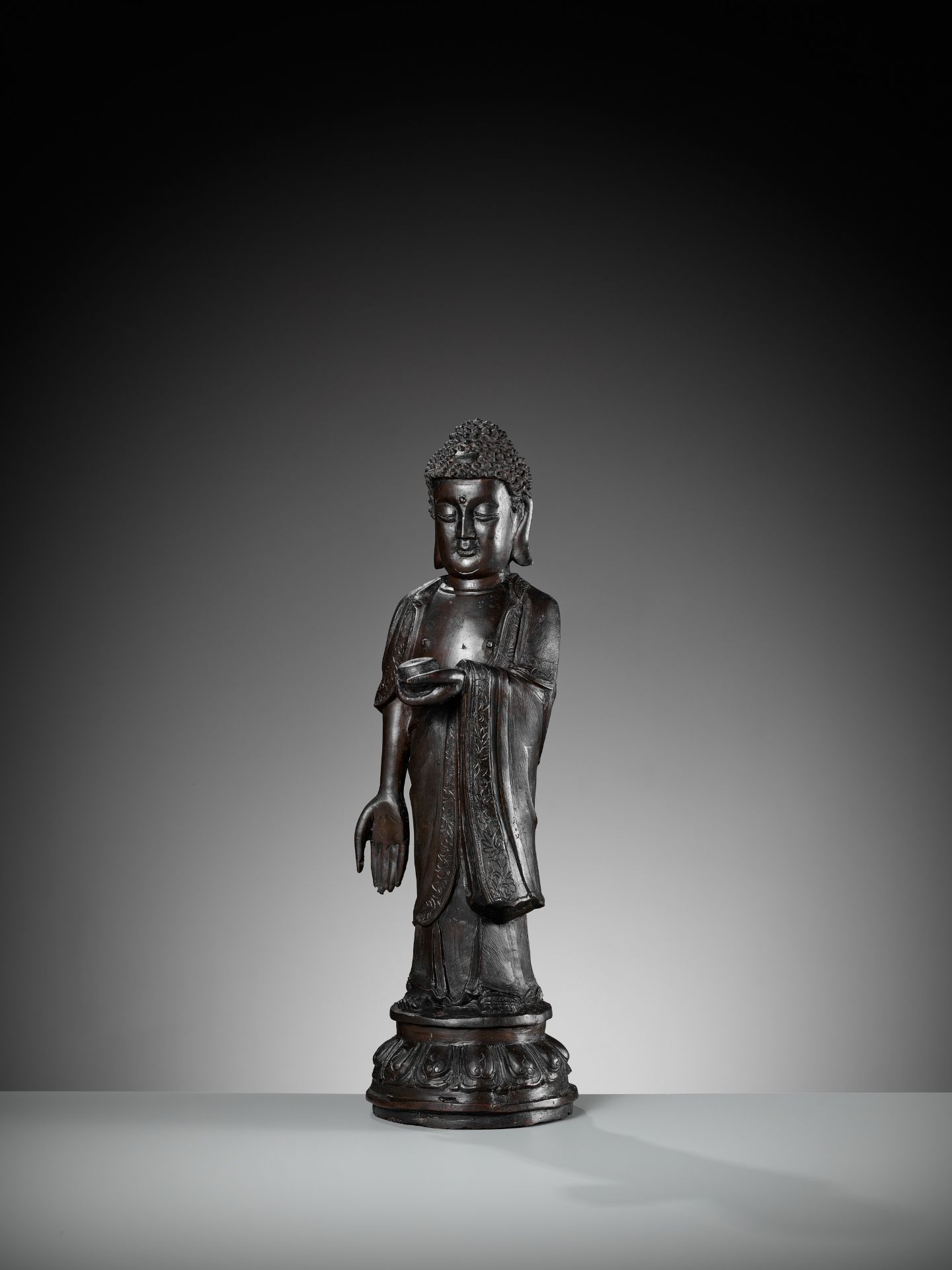 A LARGE BRONZE FIGURE OF BUDDHA AMITABHA, MING DYNASTY - Bild 12 aus 15