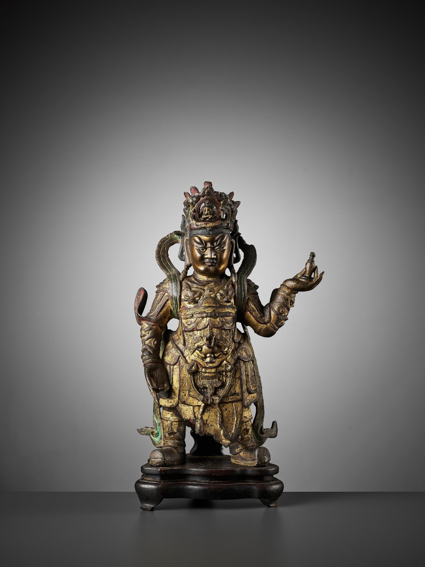 A VERY LARGE GILT BRONZE OF GUANGMU TIANWANG, THE GUARDIAN-KING VIRUPAKSHA, MING DYNASTY - Bild 2 aus 10