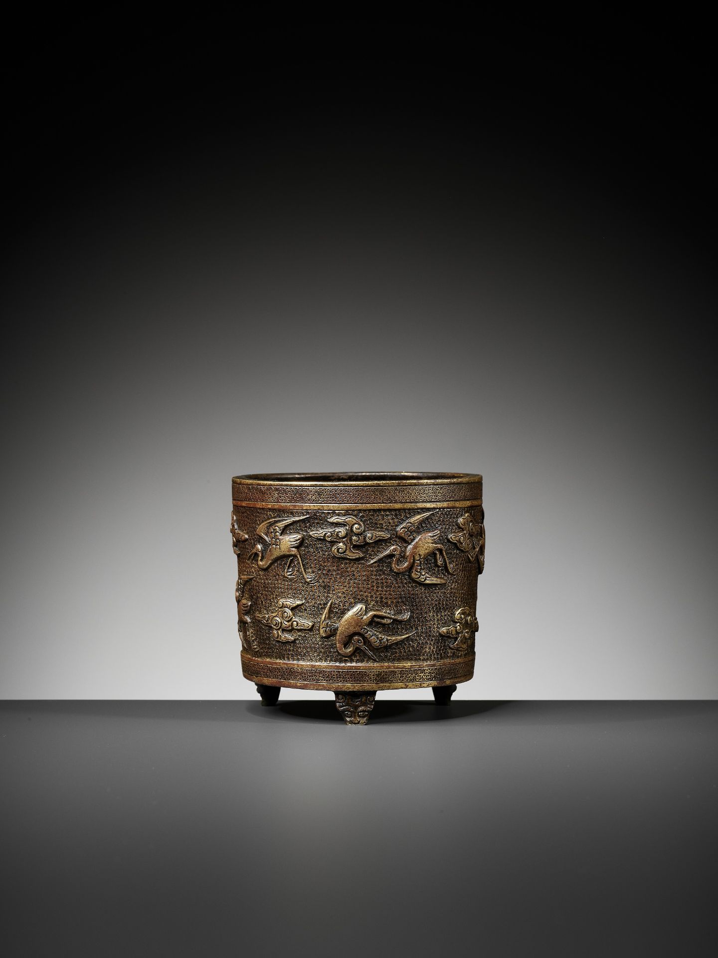 A HU WENMING PARCEL-GILT TRIPOD CENSER, MING DYNASTY - Bild 5 aus 15