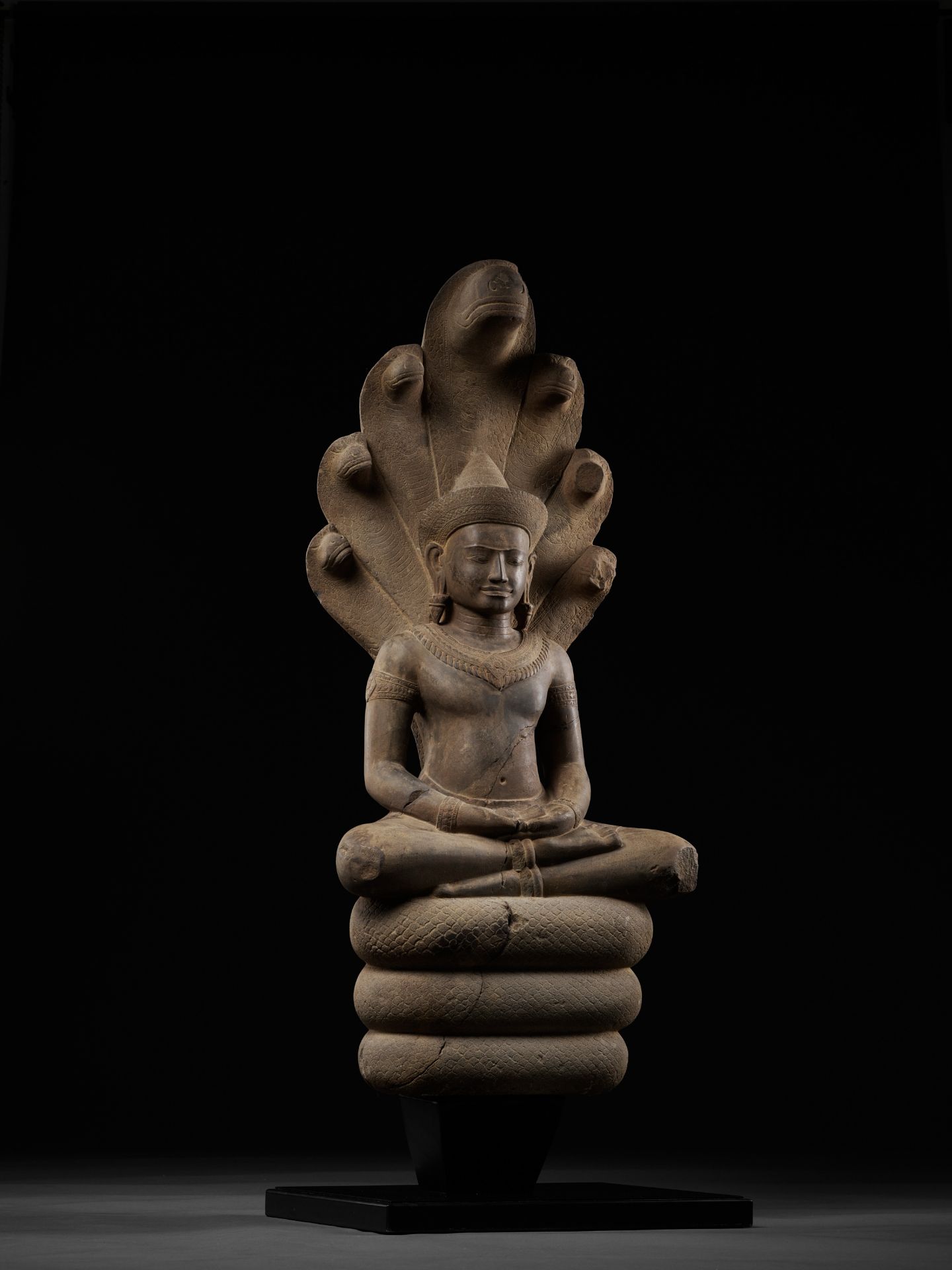 A MONUMENTAL SANDSTONE FIGURE OF BUDDHA MUCHALINDA, ANGKOR PERIOD - Bild 14 aus 15