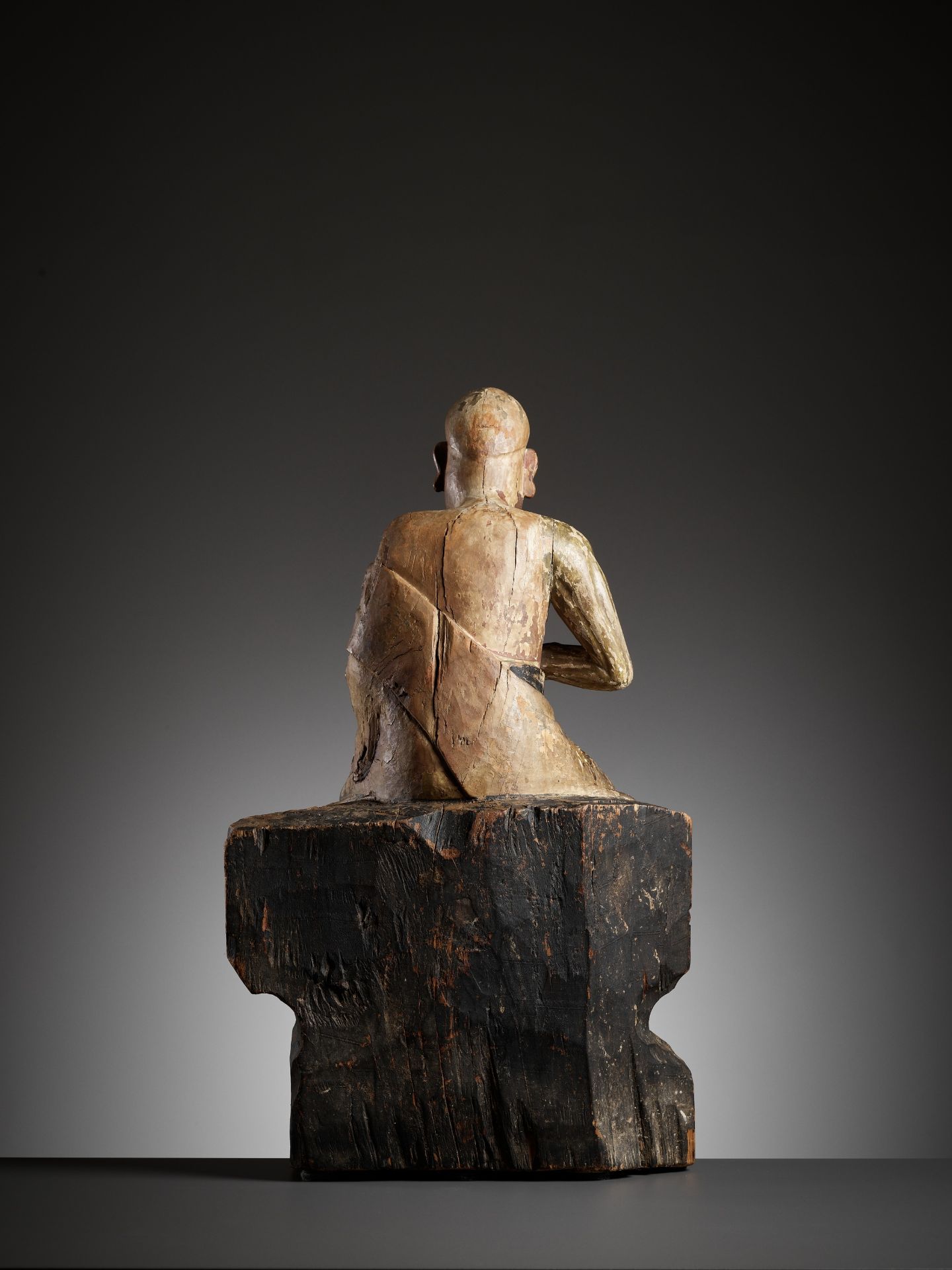 A PAINTED WOOD AND GESSO FIGURE OF A LUOHAN, MING DYNASTY - Bild 8 aus 14