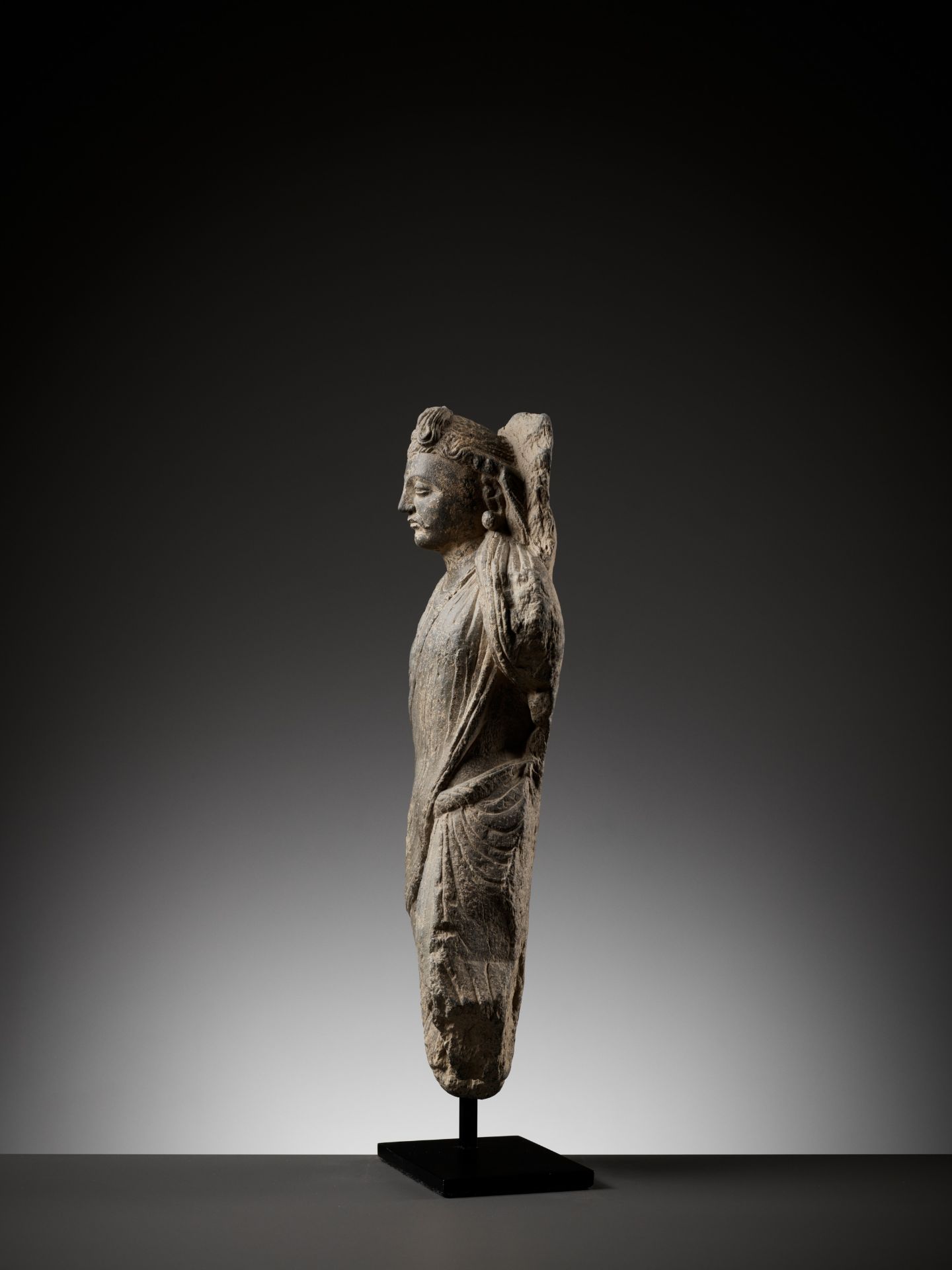 A SCHIST FIGURE OF MAITREYA, KUSHAN PERIOD - Bild 2 aus 9