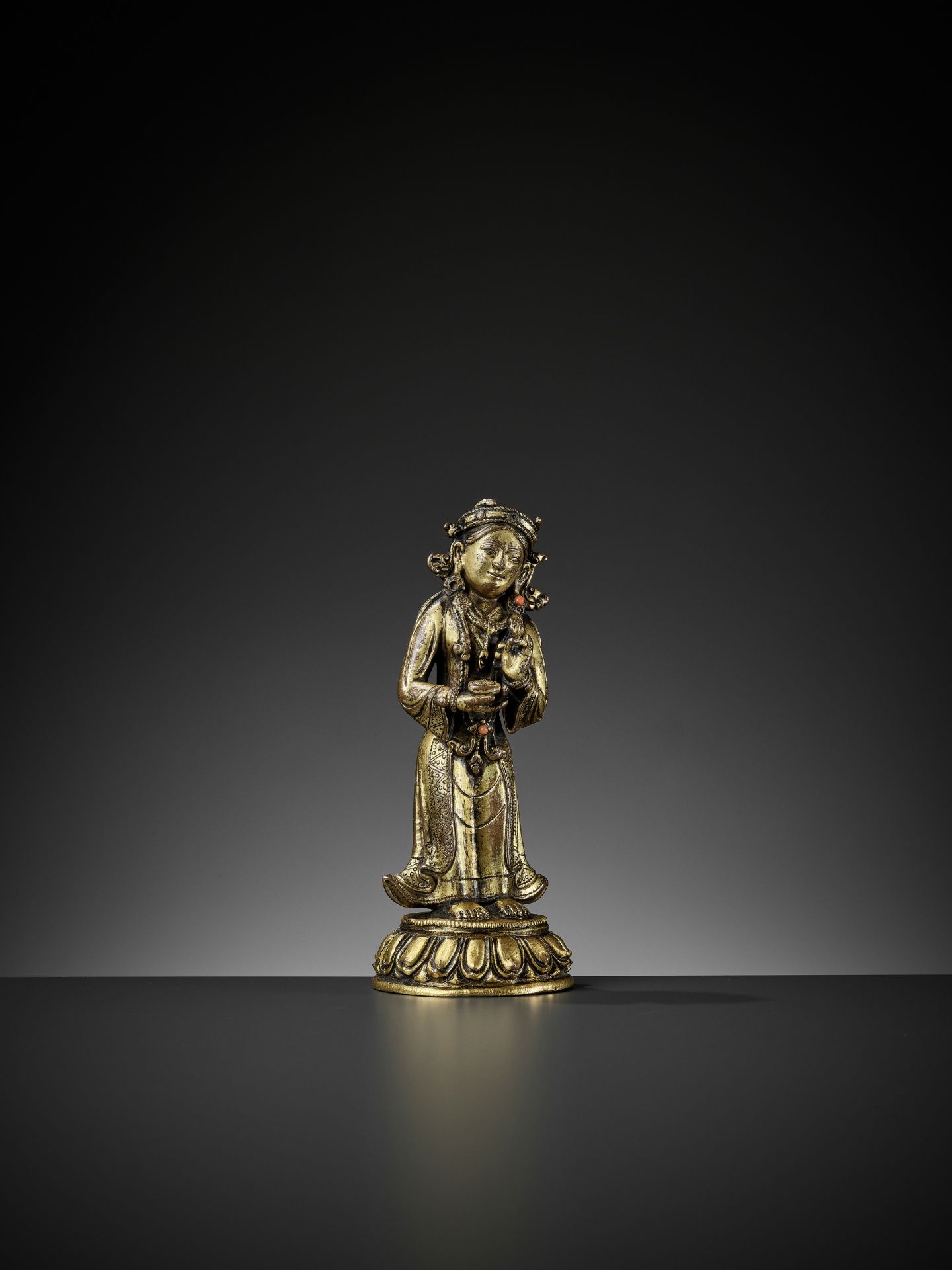 A GILT BRONZE FIGURE OF MANDARAVA, 16TH-17TH CENTURY - Bild 3 aus 13