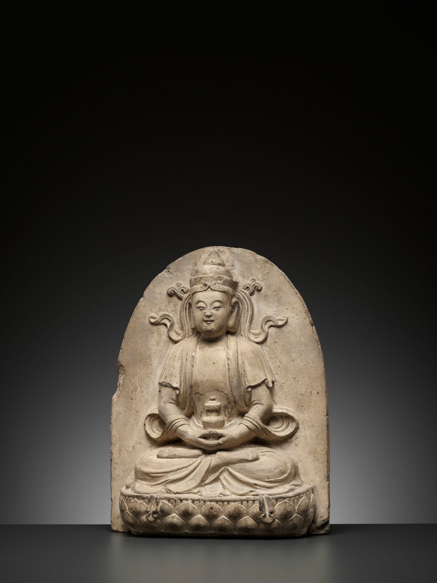 A MASSIVE 'BODHISATTVA' ARCHITECTURAL ELEMENT, UNGLAZED POTTERY, MING DYNASTY - Bild 2 aus 10