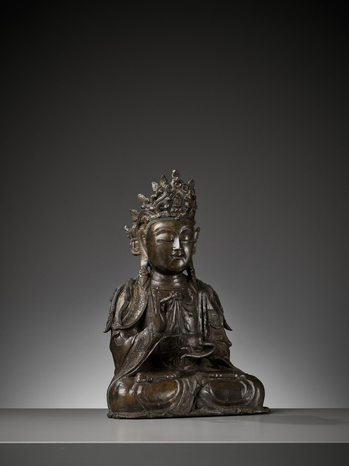 A LARGE BRONZE FIGURE OF GUANYIN, LATE MING DYNASTY - Bild 10 aus 13