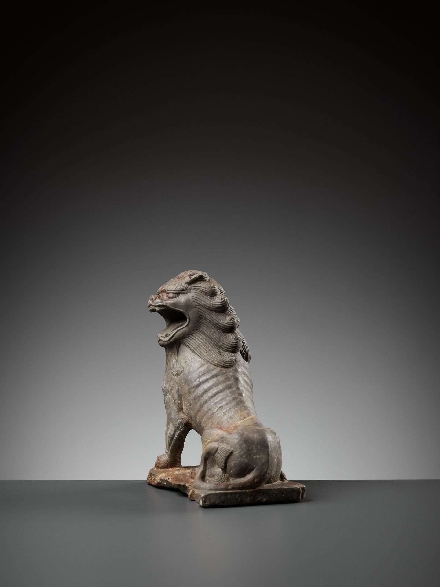 A SUPERBLY CARVED LIMESTONE FIGURE OF A LION, TANG DYNASTY - Bild 13 aus 19