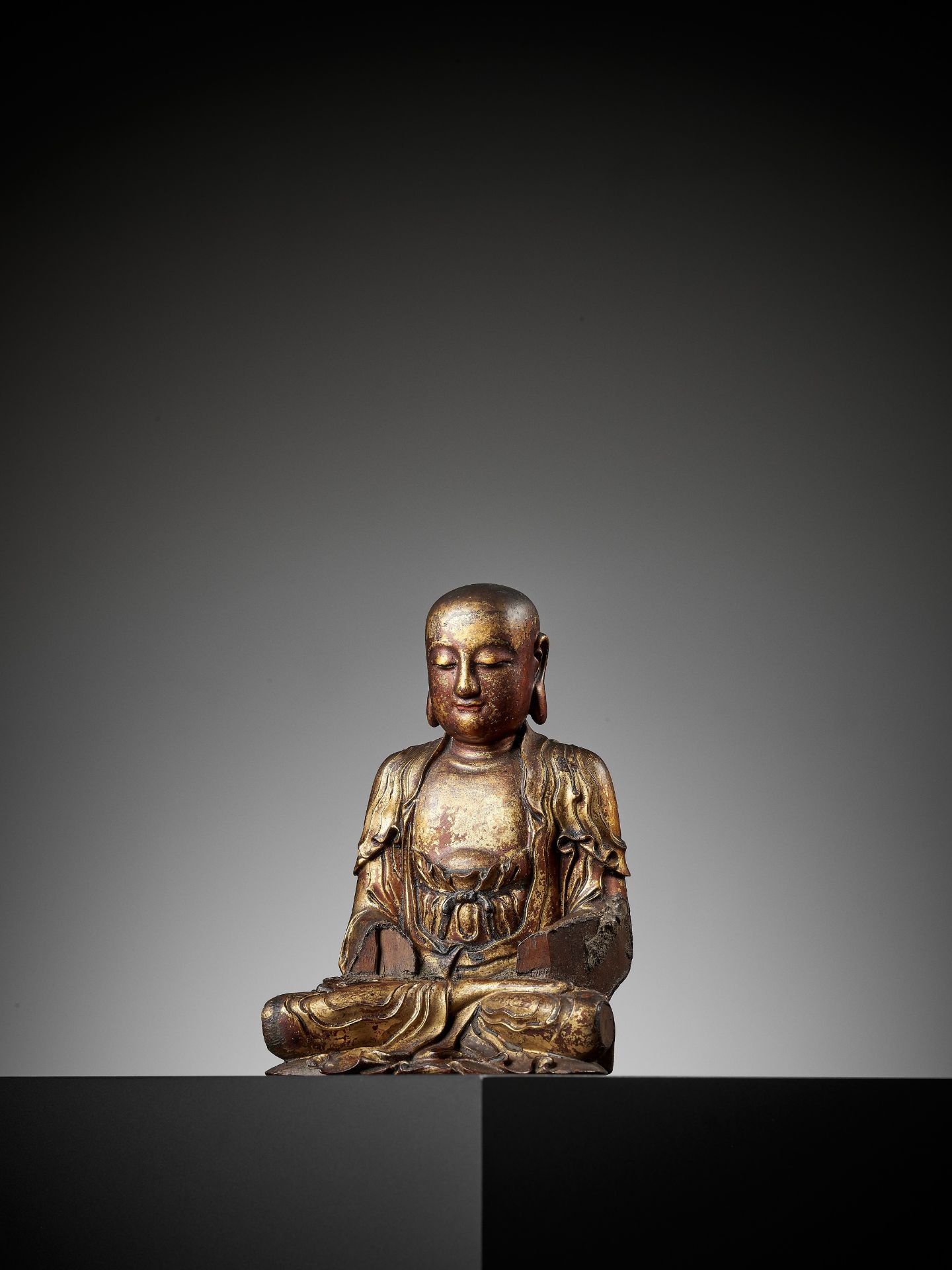 A GILT-LACQUERED WOOD FIGURE OF A LUOHAN, MING DYNASTY - Bild 3 aus 14