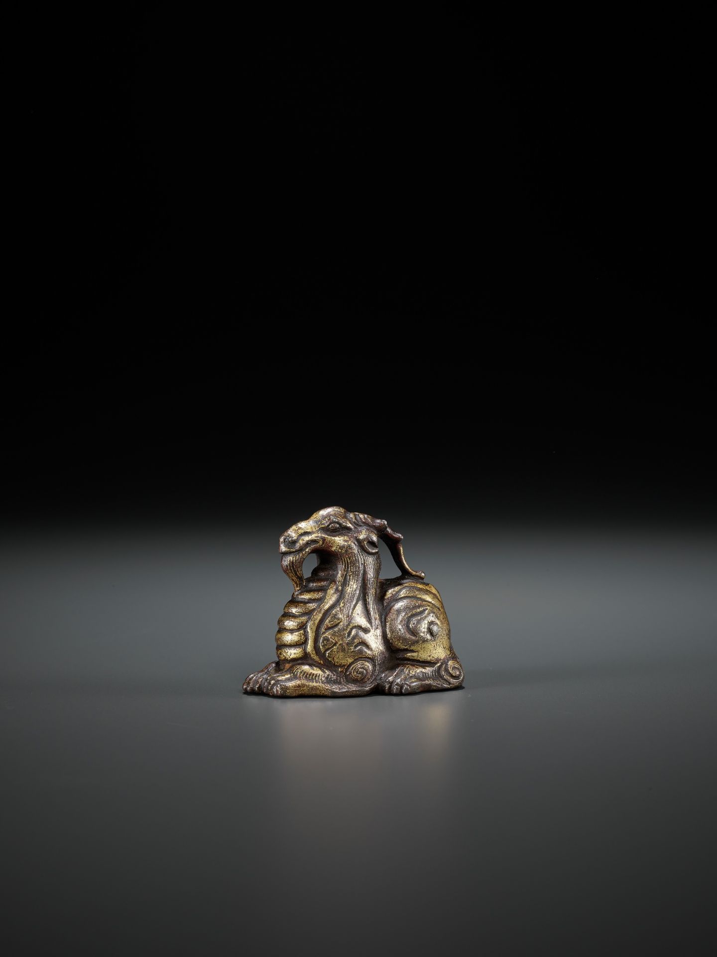 A PAIR OF GILT BRONZE 'MYTHICAL BEAST' WEIGHTS, EASTERN ZHOU TO WESTERN HAN - Bild 2 aus 17