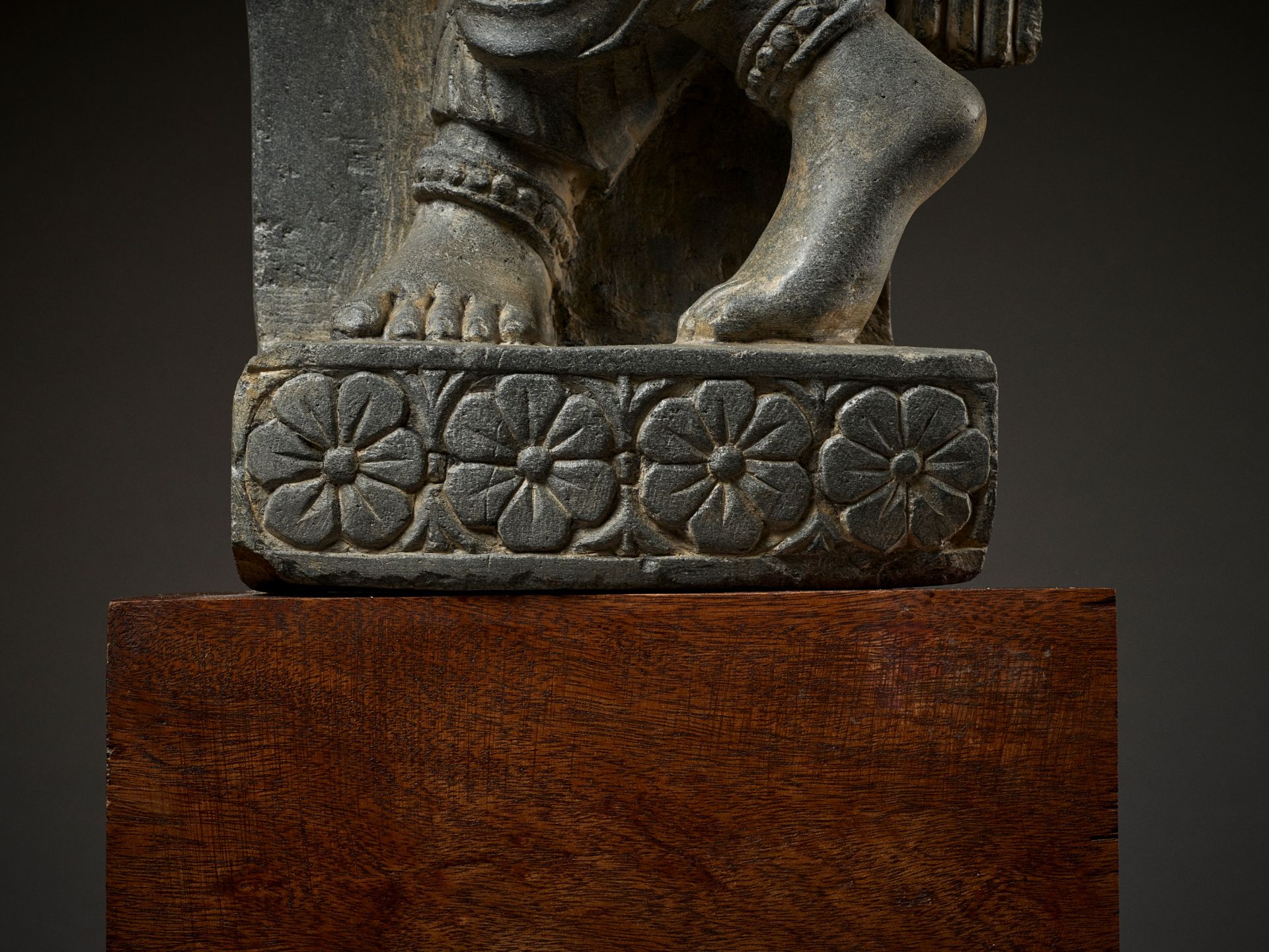 A SCHIST FIGURE OF A YAKSHI, GANDHARA, 2ND-3RD CENTURY - Bild 8 aus 13