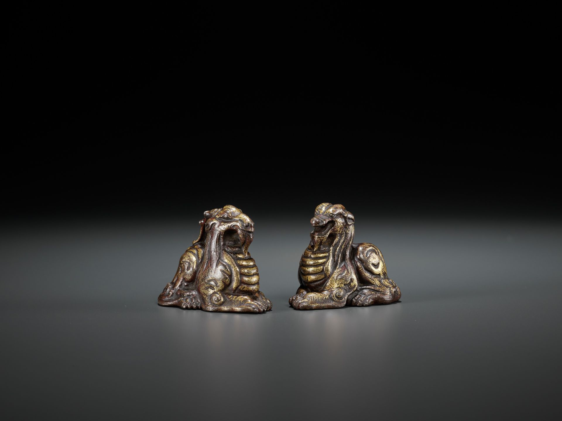 A PAIR OF GILT BRONZE 'MYTHICAL BEAST' WEIGHTS, EASTERN ZHOU TO WESTERN HAN - Bild 17 aus 17