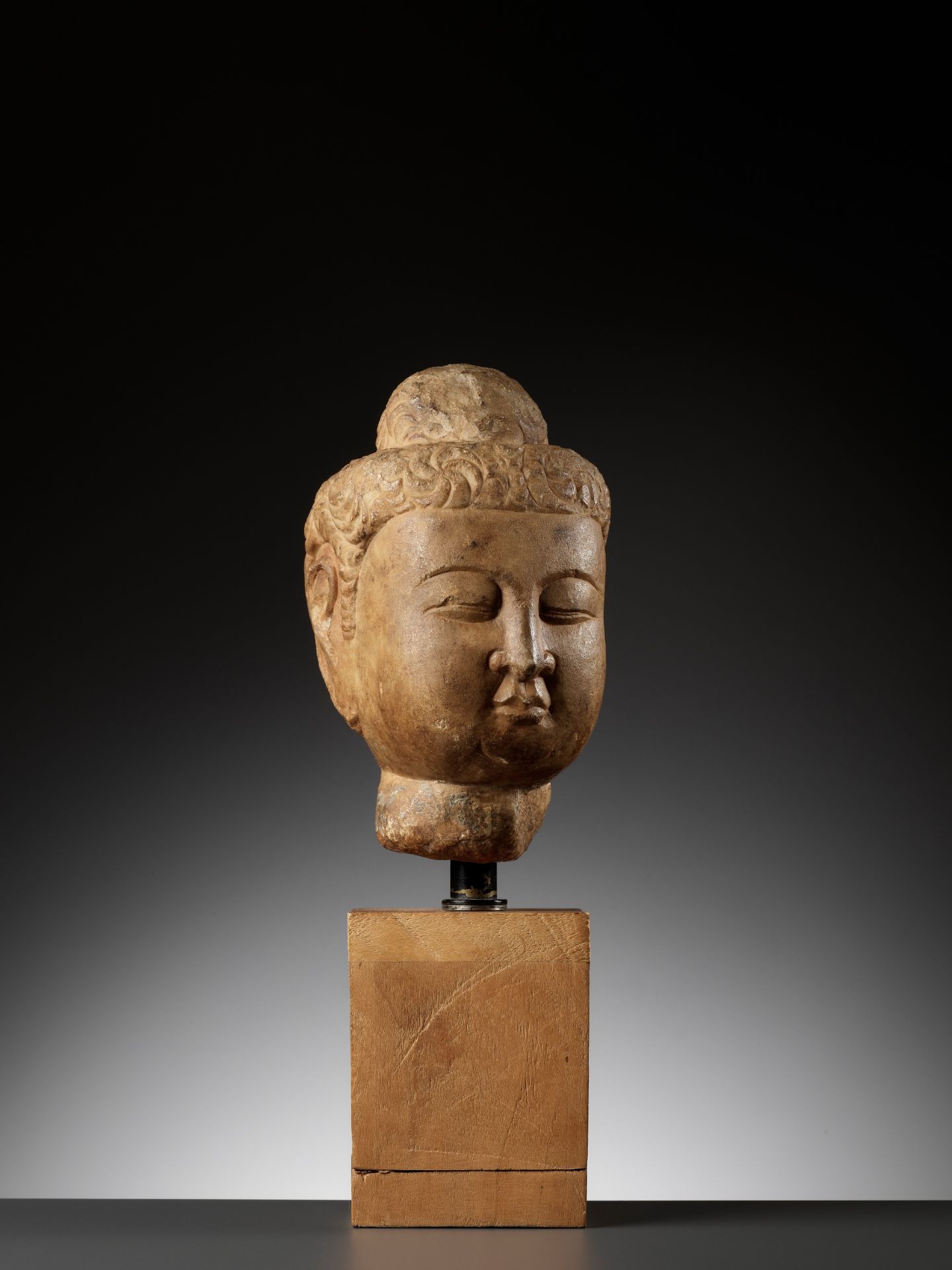 A MARBLE HEAD OF BUDDHA, TANG DYNASTY - Bild 13 aus 15