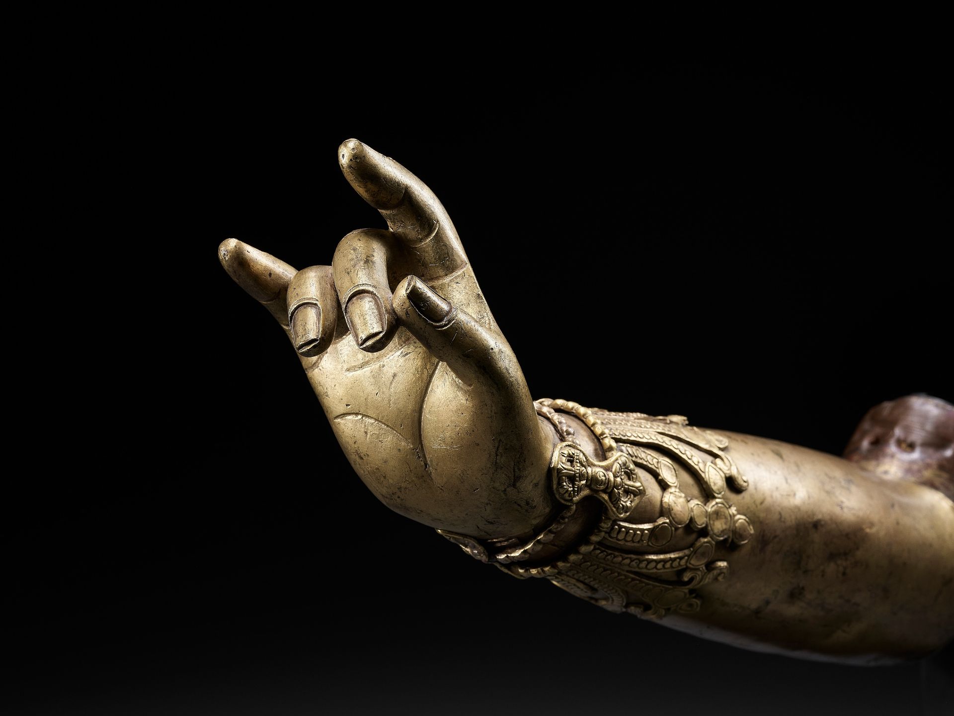 A TIBETAN-CHINESE GILT COPPER-ALLOY ARM OF A BODHISATTVA, LATE MING TO EARLIER QING - Bild 2 aus 10