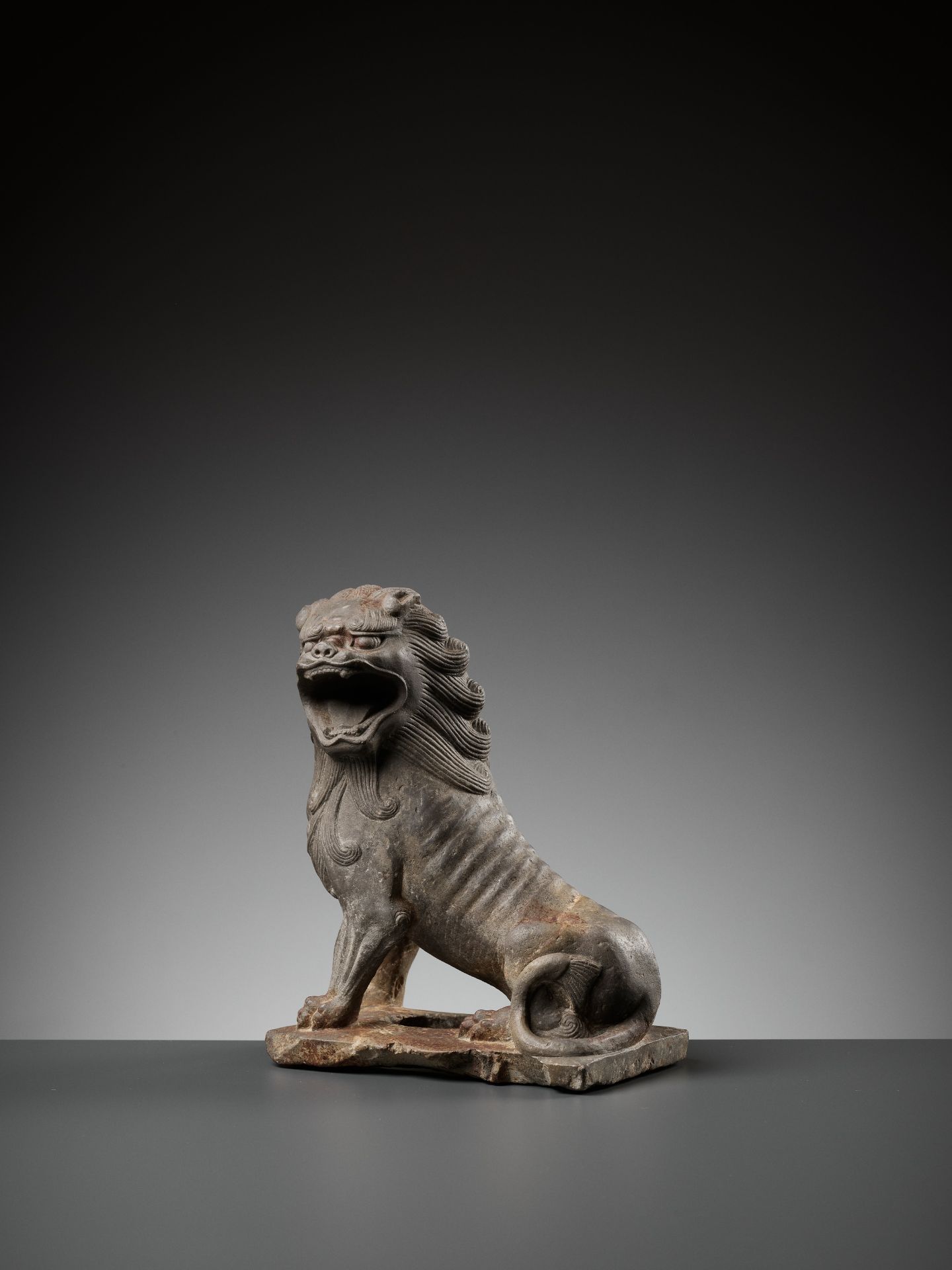 A SUPERBLY CARVED LIMESTONE FIGURE OF A LION, TANG DYNASTY - Bild 12 aus 19
