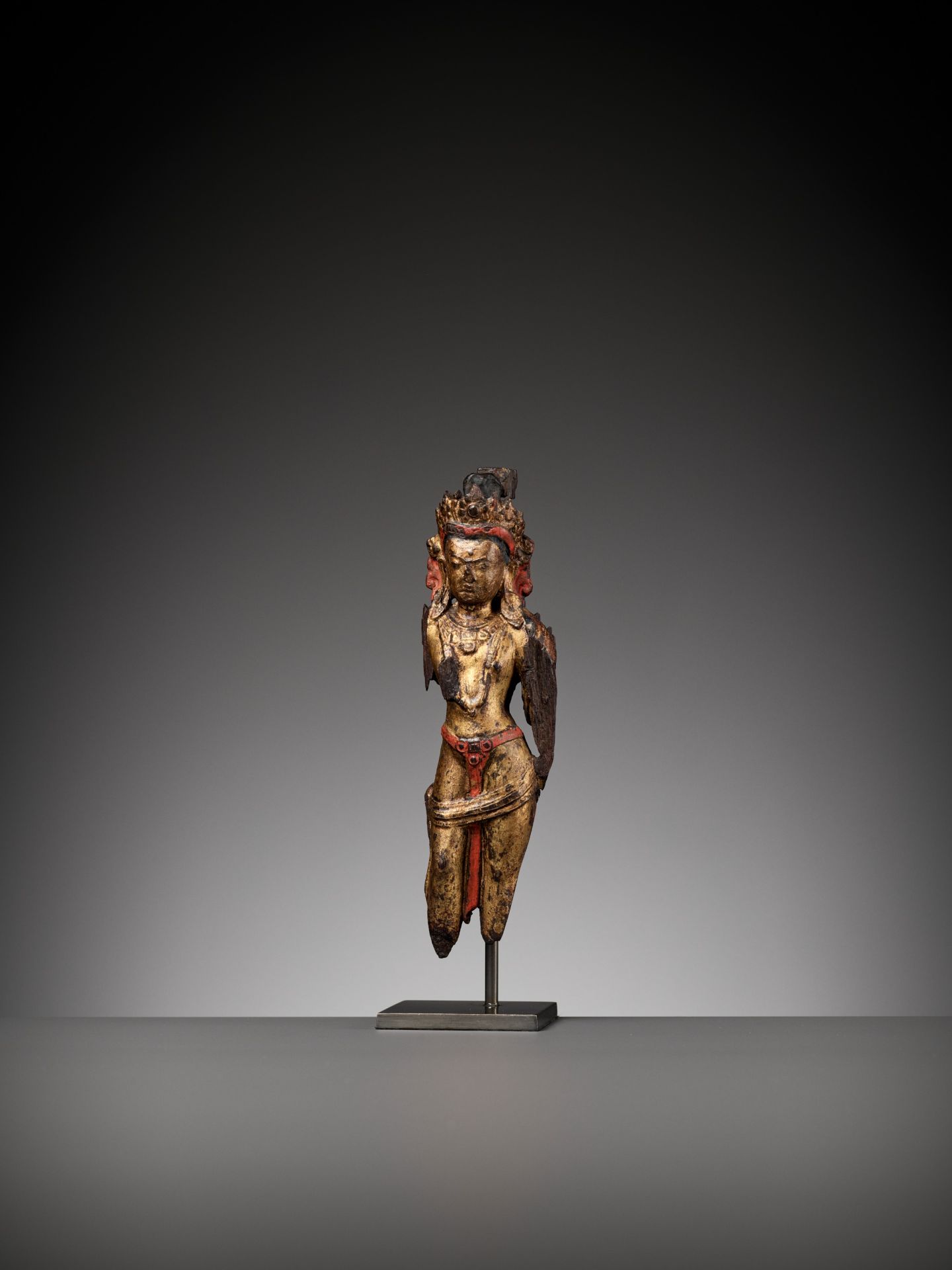 A GILT-LACQUERED HARDWOOD FIGURE OF A BODHISATTVA, 16TH-17TH CENTURY - Bild 9 aus 9