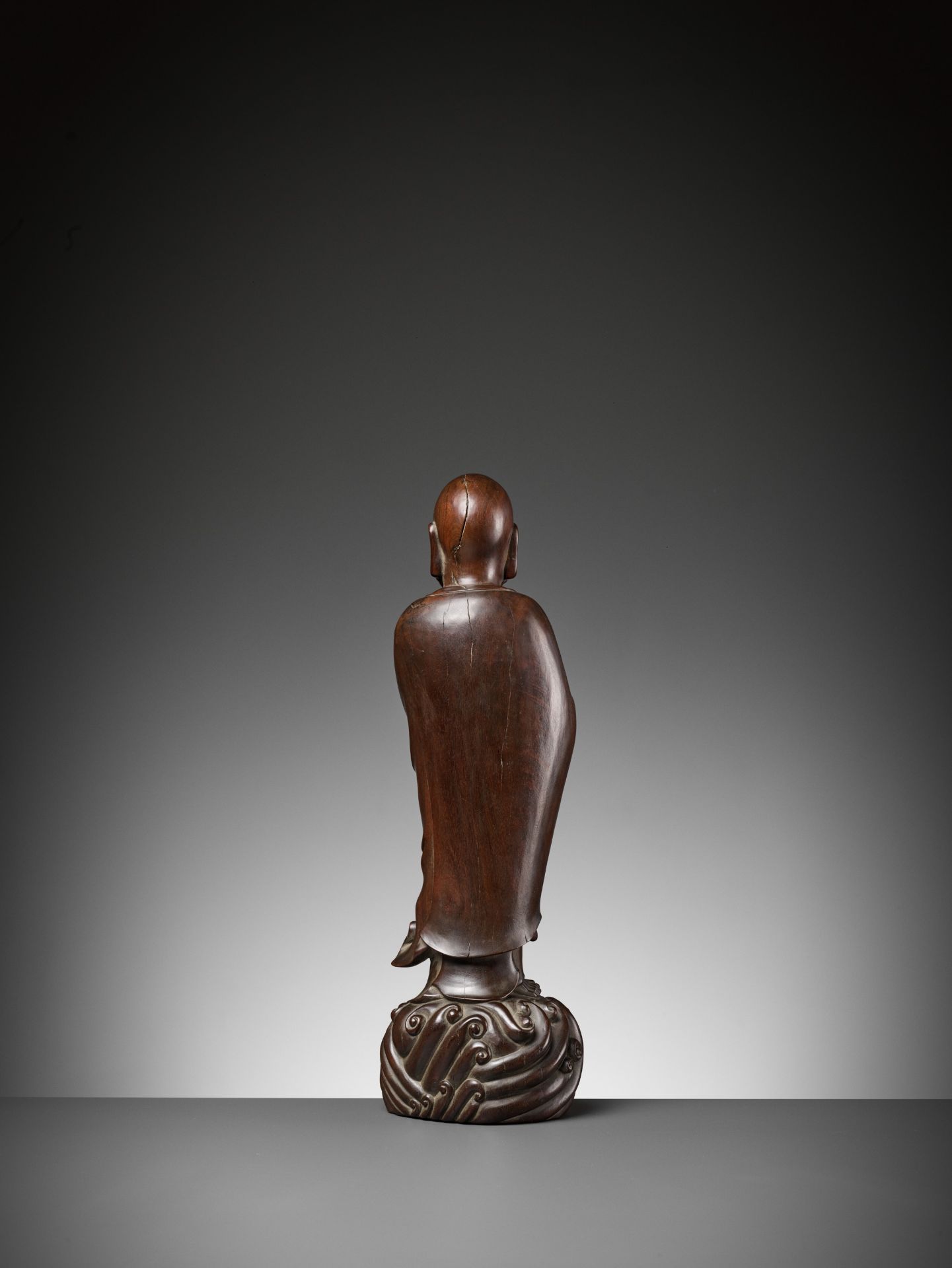 A LARGE HARDWOOD FIGURE OF DAMO (BODHIDHARMA), LATE MING TO EARLY QING DYNASTY - Image 7 of 10