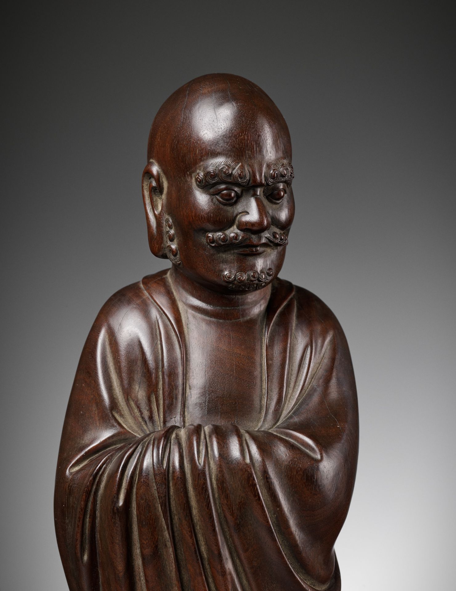 A LARGE HARDWOOD FIGURE OF DAMO (BODHIDHARMA), LATE MING TO EARLY QING DYNASTY - Image 2 of 10