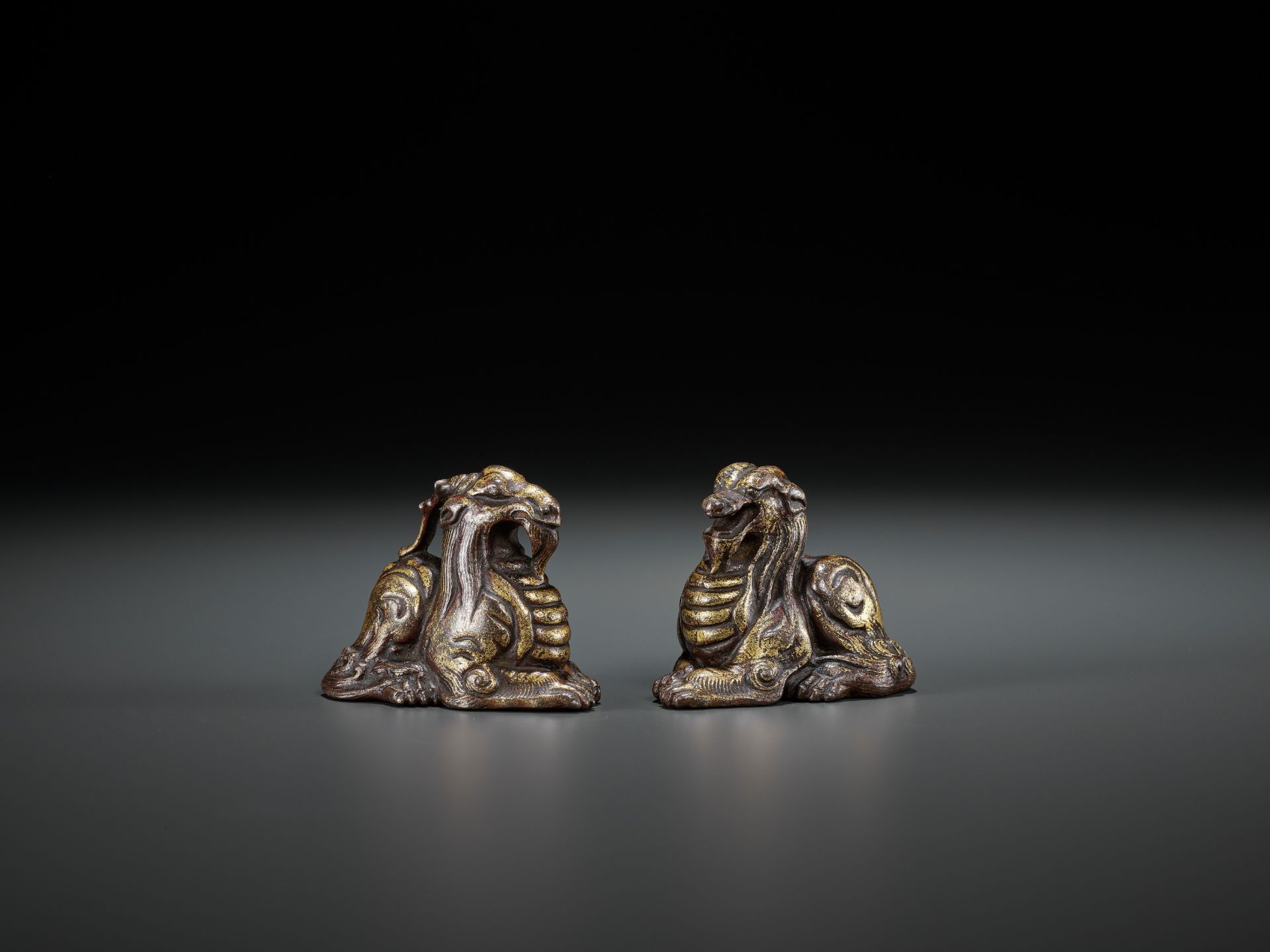 A PAIR OF GILT BRONZE 'MYTHICAL BEAST' WEIGHTS, EASTERN ZHOU TO WESTERN HAN - Bild 15 aus 17