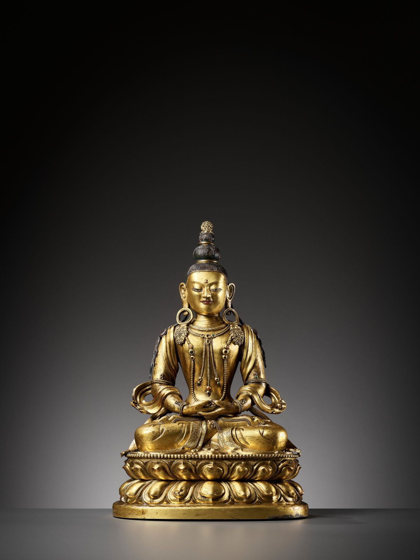 A CAST AND REPOUSSE GILT COPPER ALLOY FIGURE OF AMITAYUS, QIANLONG PERIOD - Image 5 of 12
