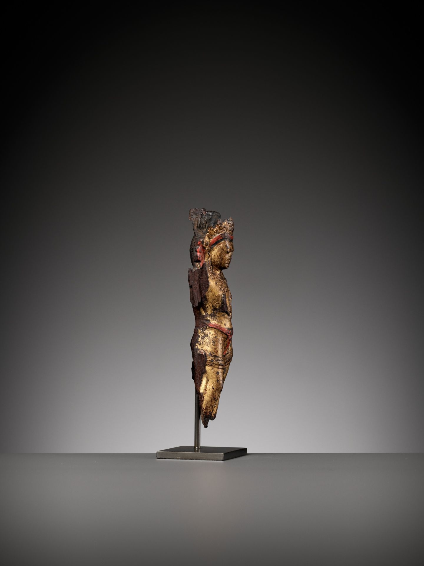 A GILT-LACQUERED HARDWOOD FIGURE OF A BODHISATTVA, 16TH-17TH CENTURY - Bild 7 aus 9