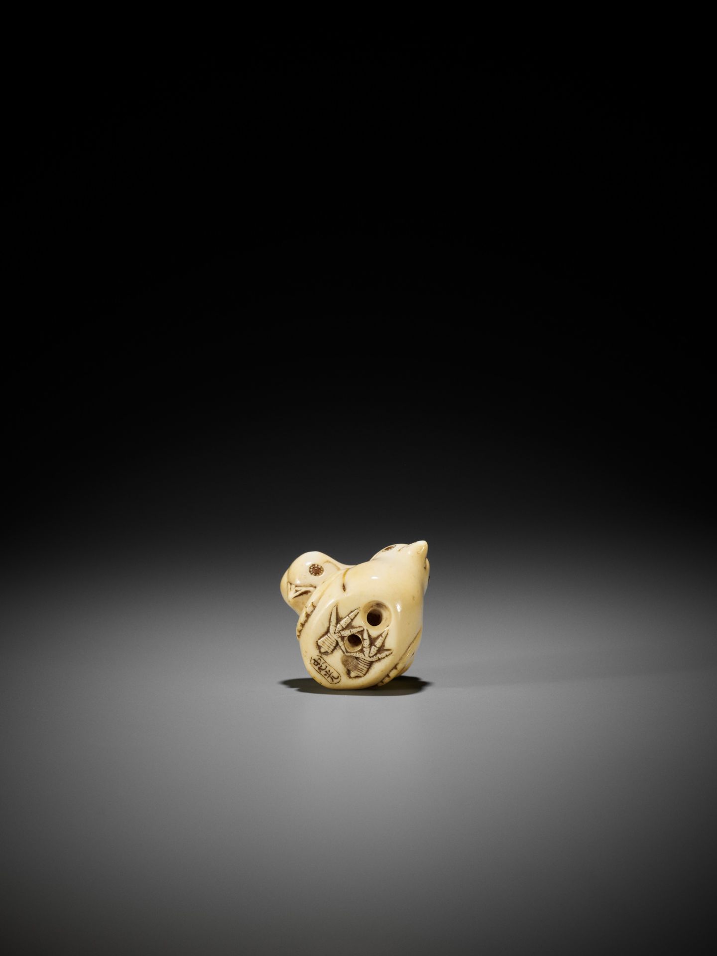 TADAMITSU: AN IVORY NETSUKE OF TWO CHICKS - Bild 8 aus 9