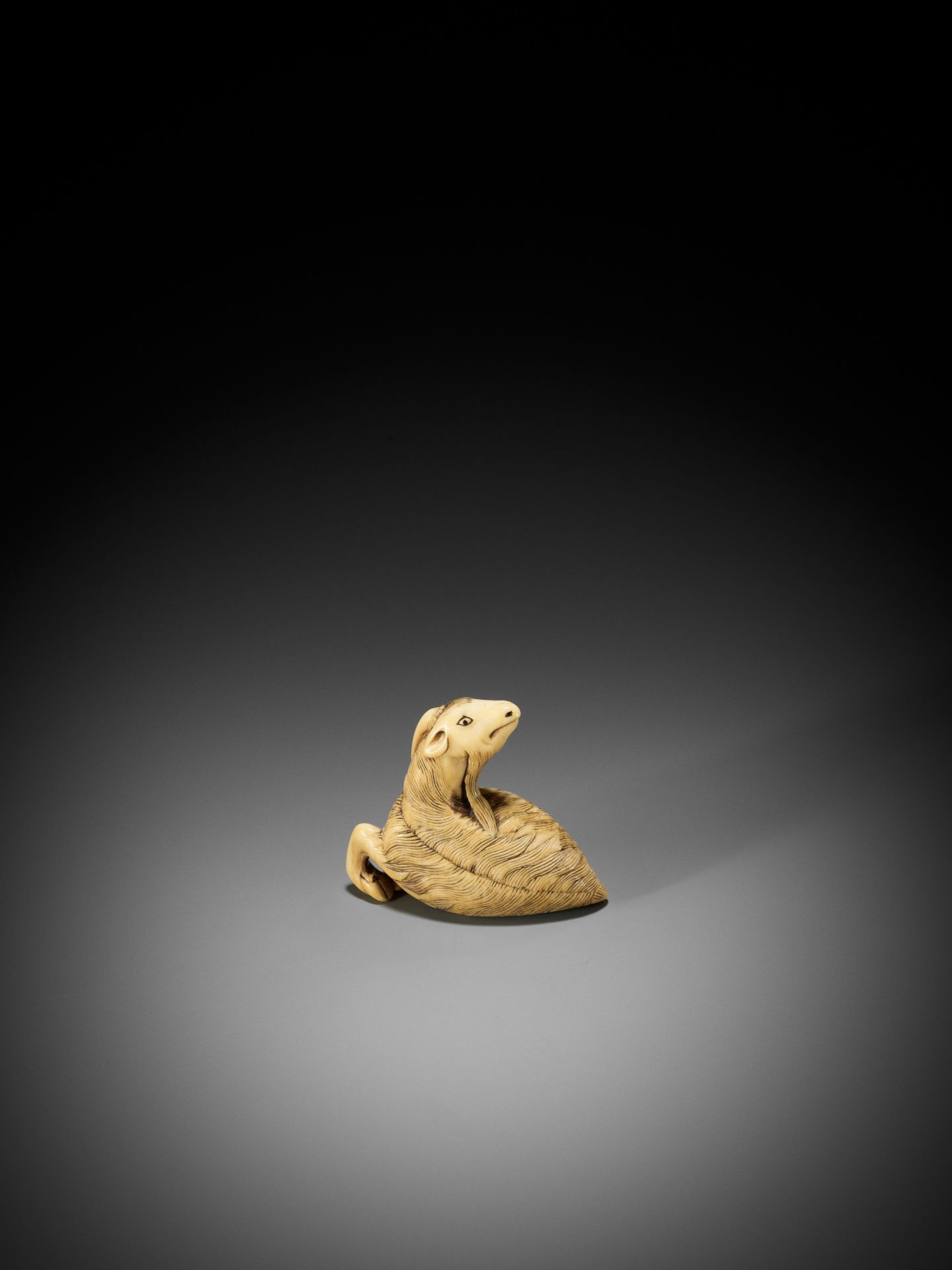 A VERY RARE IVORY NETSUKE OF A KIRIN GOAT, ATTRIBUTED TO MITSUHARU - Bild 10 aus 15