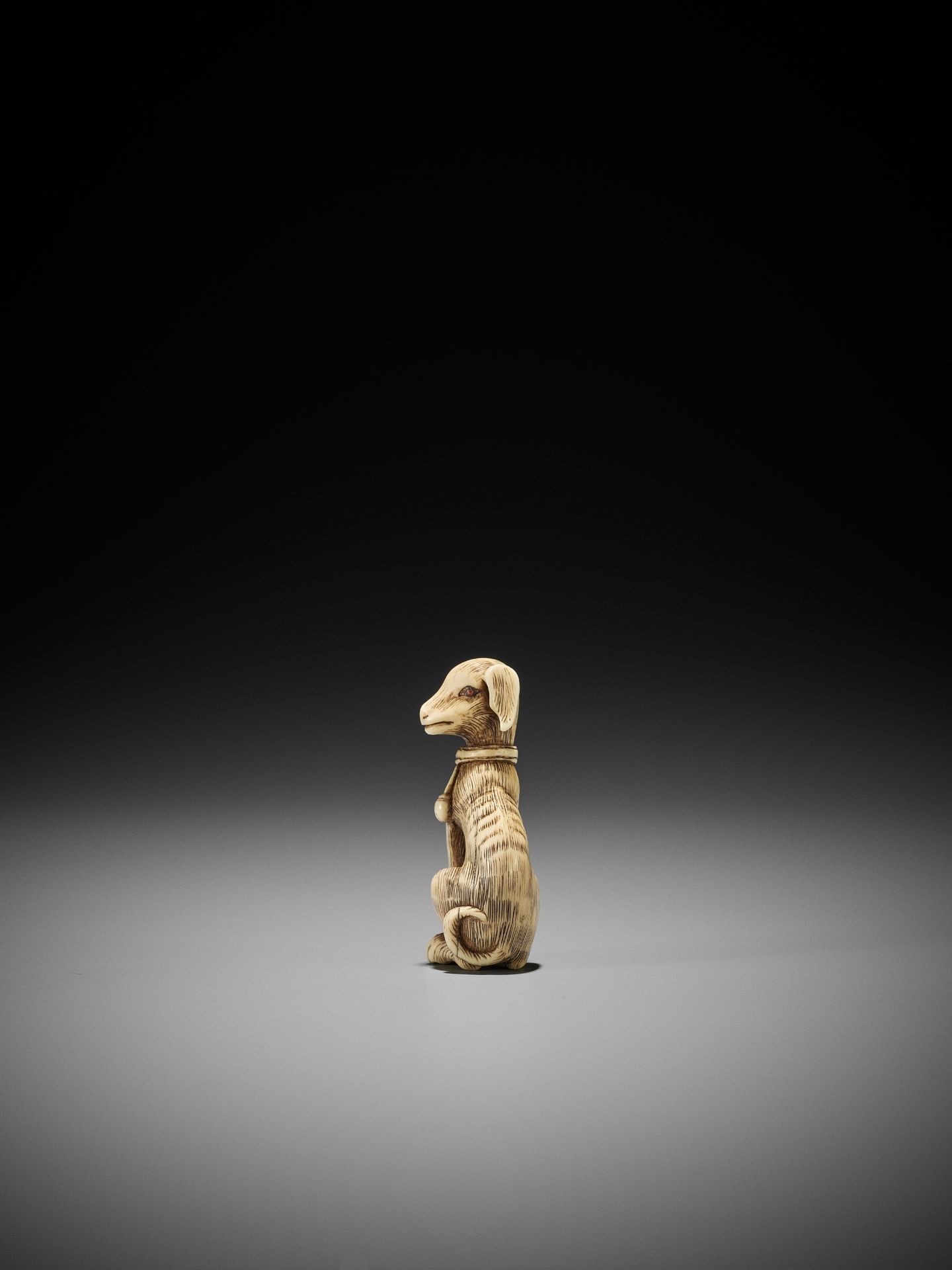 AN IVORY NETSUKE OF A EUROPEAN DOG - Bild 4 aus 9