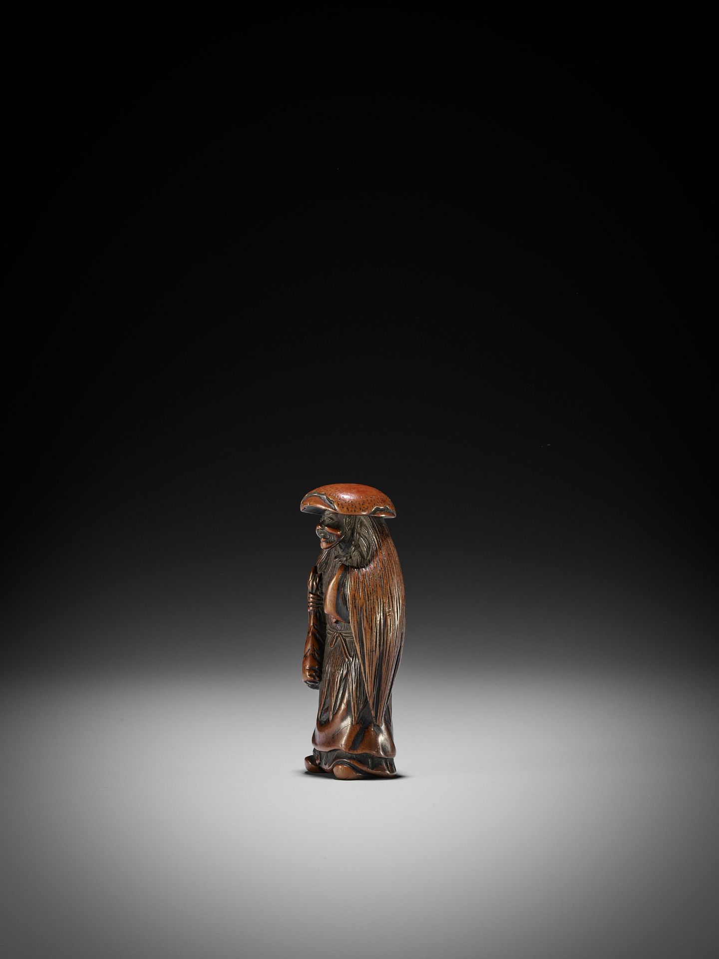 A LARGE WOOD NETSUKE OF MOSO - Bild 3 aus 12