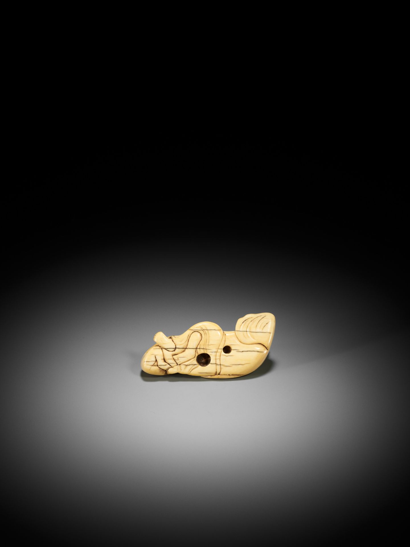 A RARE AND LARGE IVORY NETSUKE OF A RECLINING SARUMAWASHI AND HIS MONKEY - Bild 8 aus 10