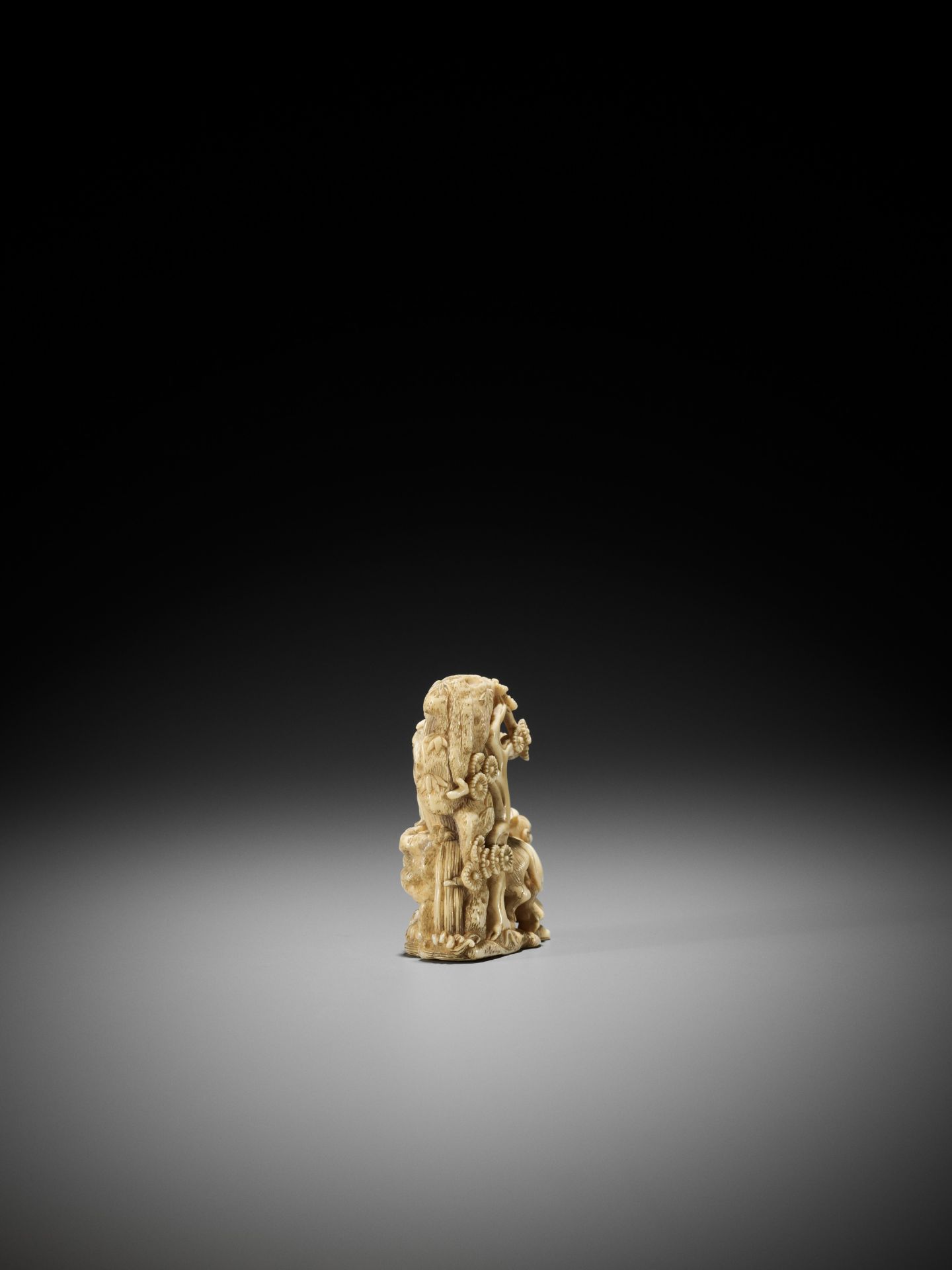 A RARE IVORY NETSUKE OF KYOYU AND SOFU - Bild 6 aus 10