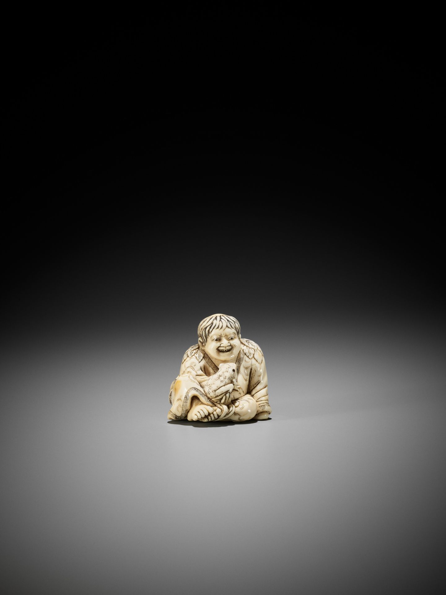 TOMOTADA: A RARE AND IMPORTANT IVORY NETSUKE OF GAMA SENNIN WITH HIS TOAD - Bild 9 aus 14