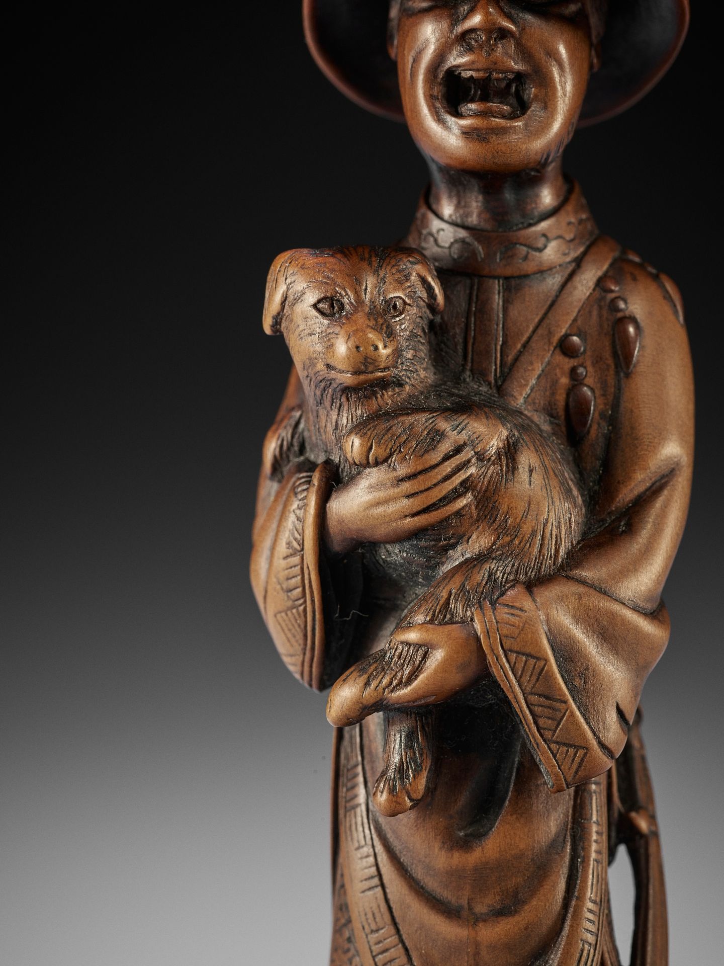 A VERY LARGE AND SUPERB WOOD NETSUKE OF A FOREIGNER WITH DOG - Bild 8 aus 19