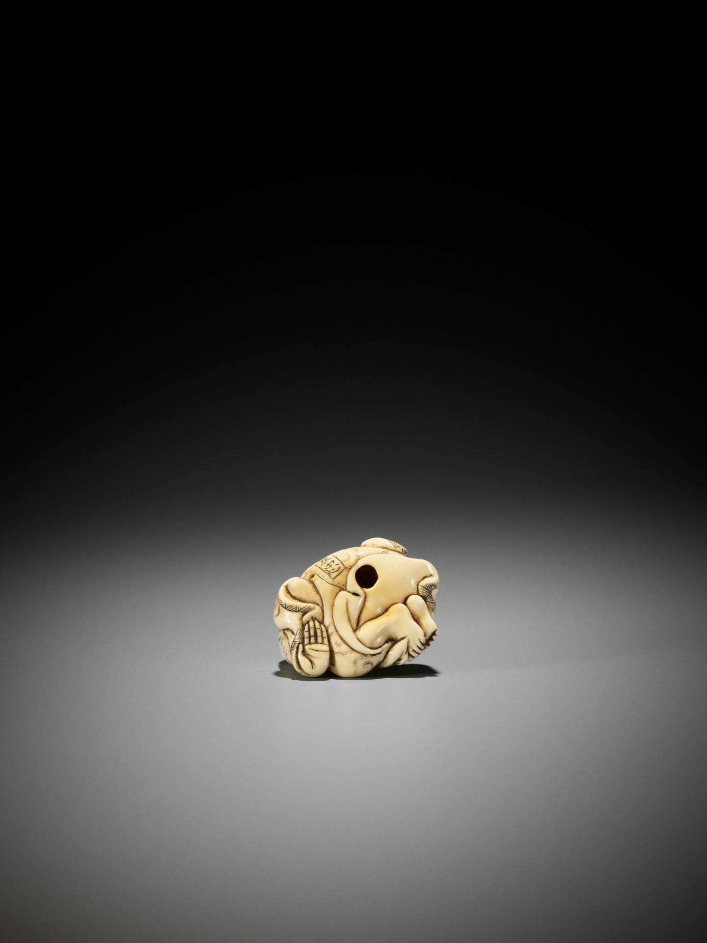 TOMOTADA: A RARE AND IMPORTANT IVORY NETSUKE OF GAMA SENNIN WITH HIS TOAD - Bild 4 aus 14