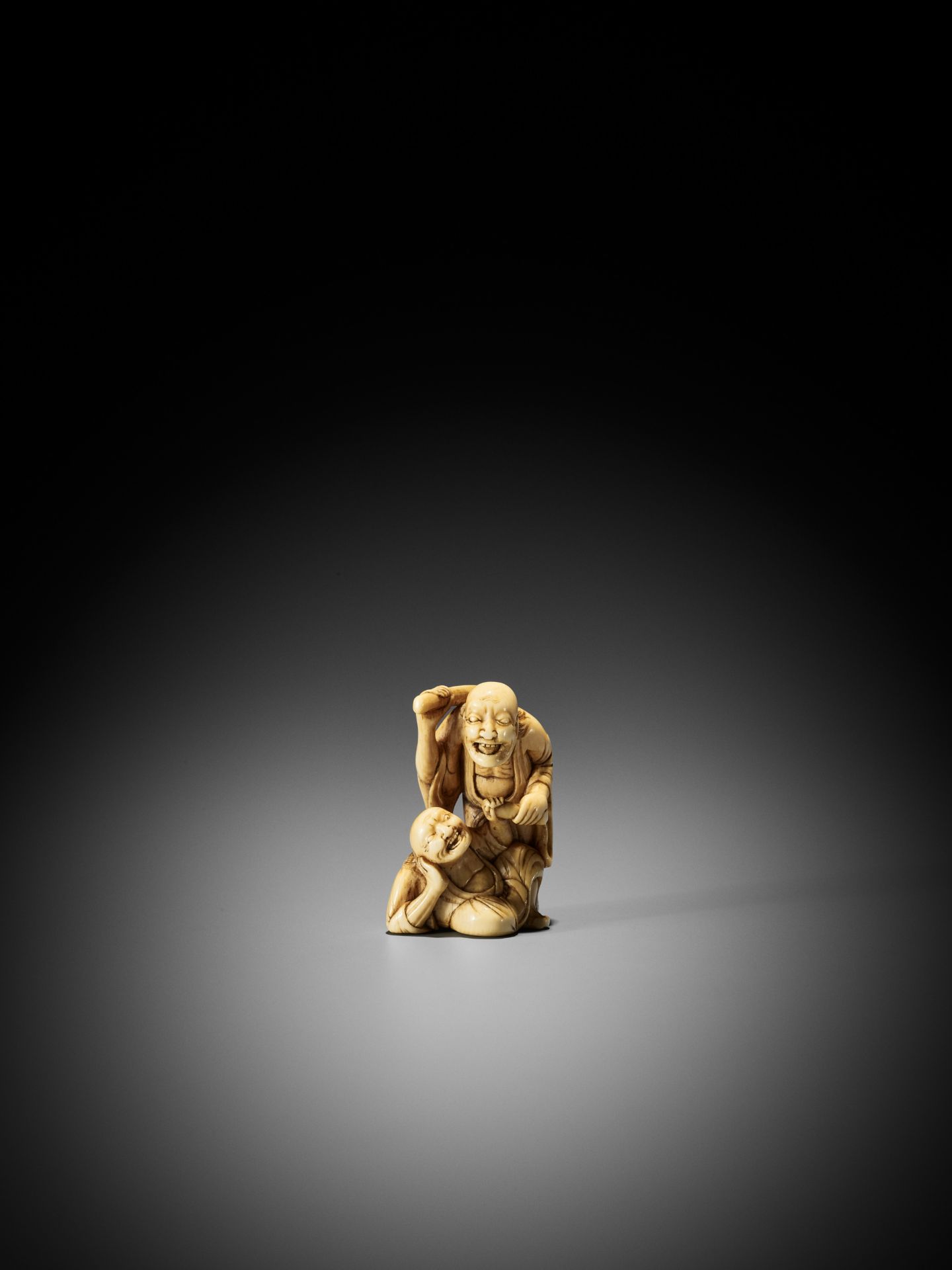 AN IVORY NETSUKE OF TWO SAGES - Bild 6 aus 10