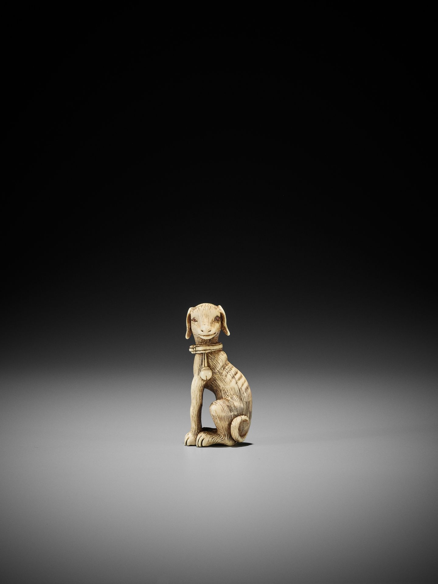 AN IVORY NETSUKE OF A EUROPEAN DOG - Bild 2 aus 9