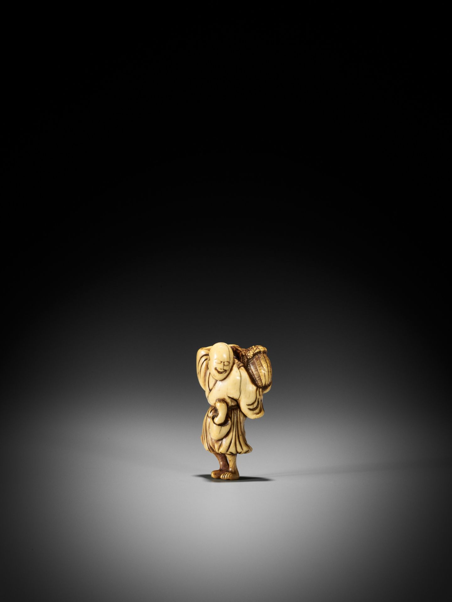 A KYOTO SCHOOL IVORY NETSUKE OF A FARMER GATHERING FLOWERS AND MUSHROOMS - Bild 3 aus 7